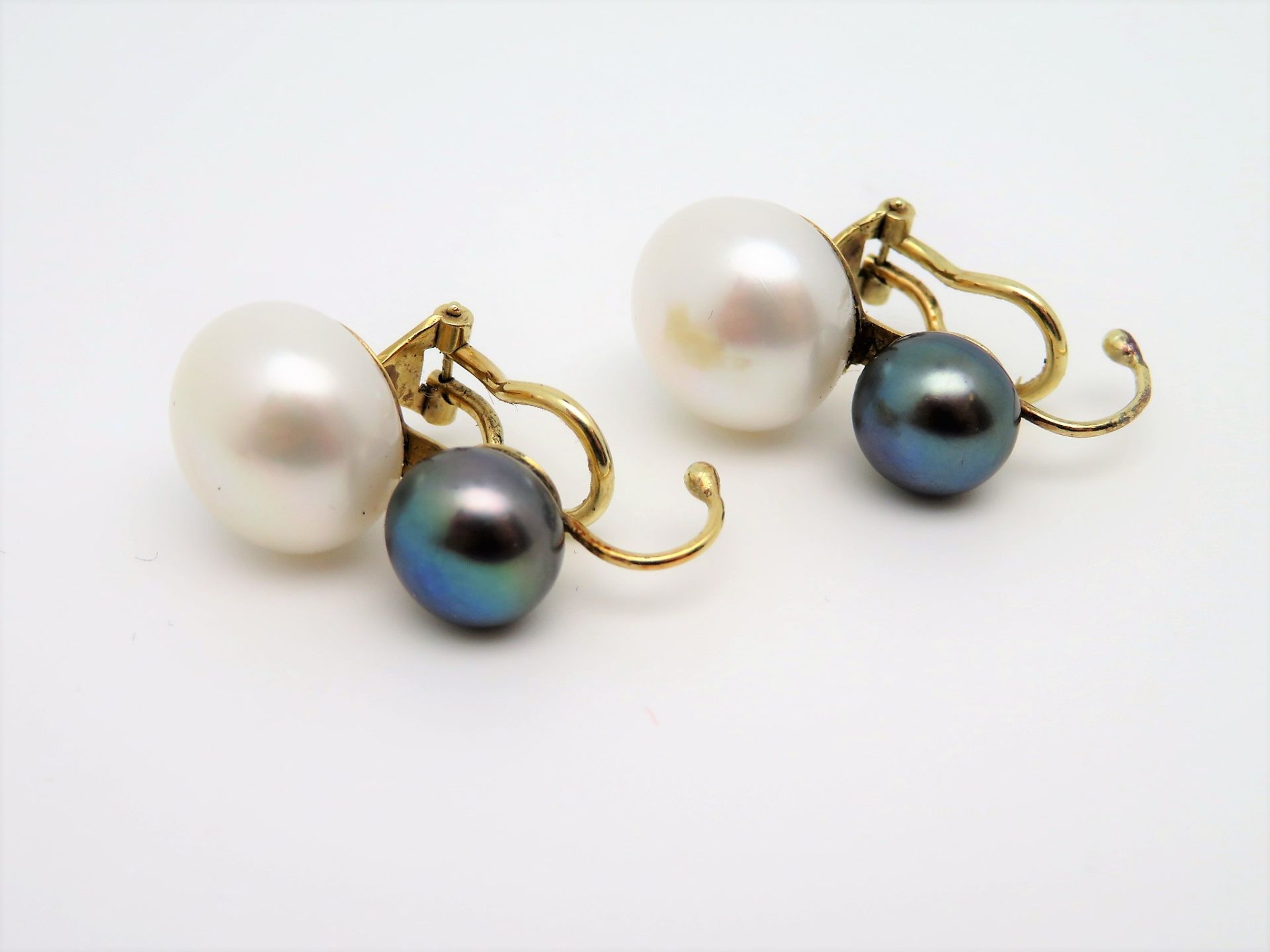 Paar Ohrclips, je 2 weiße und graue Perlen, 585er Gelbgold, gepunzt, brutto 10,3 g, Perle d 0,8/1,5