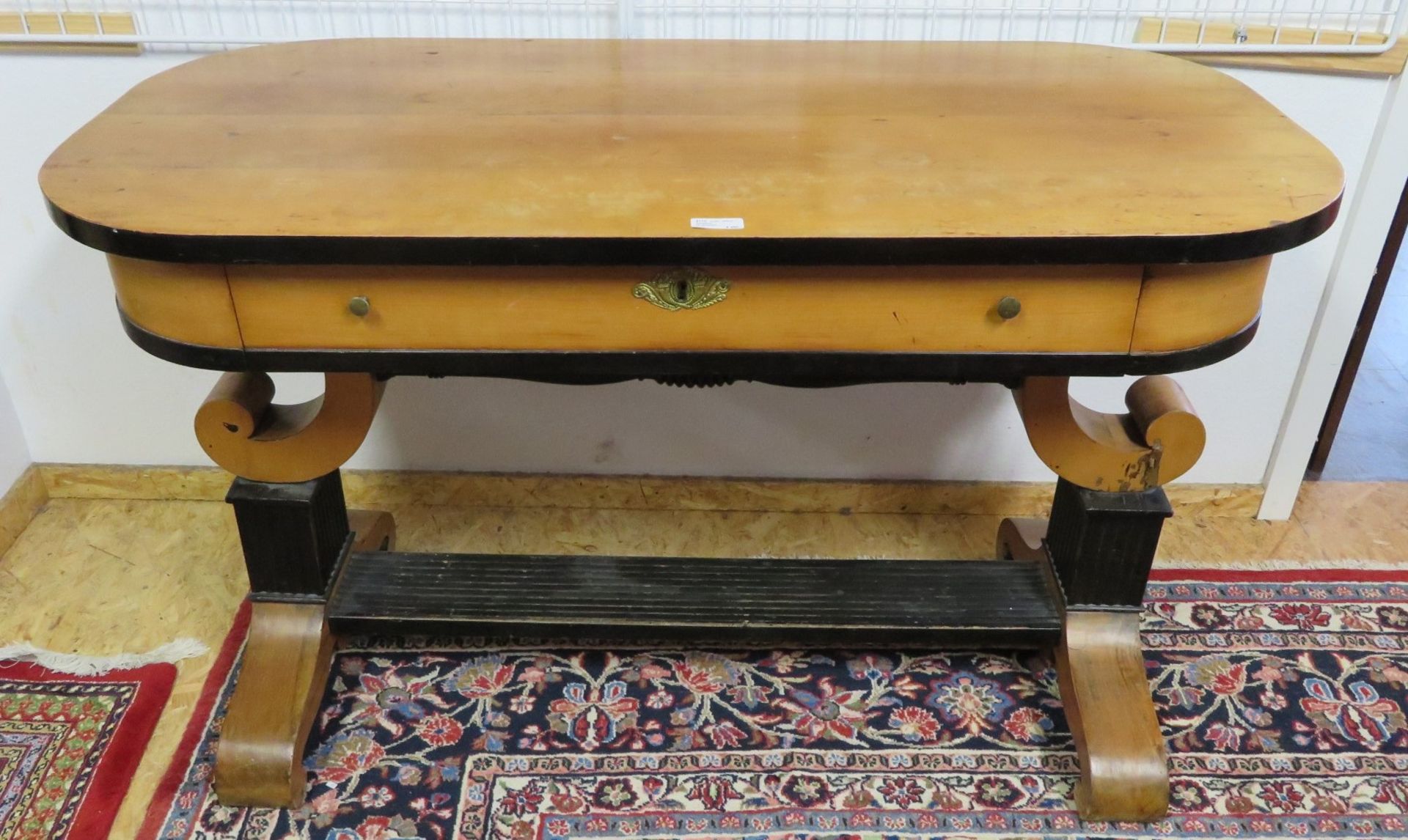 Schreibtisch, 19. Jahrhundert, Kirschbaum, teils geschwärzt, einschübig, rest.bed., 81 x 128 x 63 c - Image 2 of 4