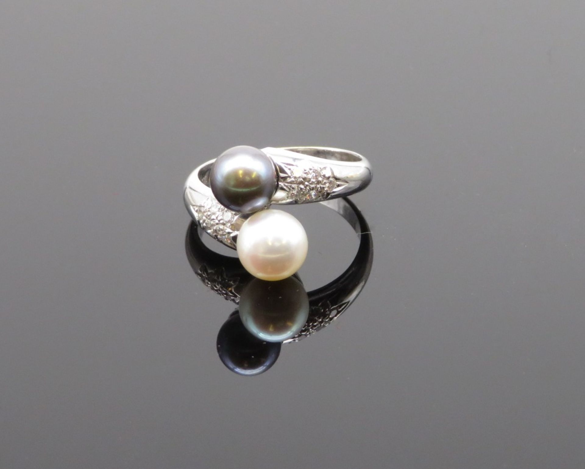 Designer-Ring mit schwarzer und weißer Perle, 10 Diamanten, zus.ca. 0,20 ct, 750er Weißgold, gepunz