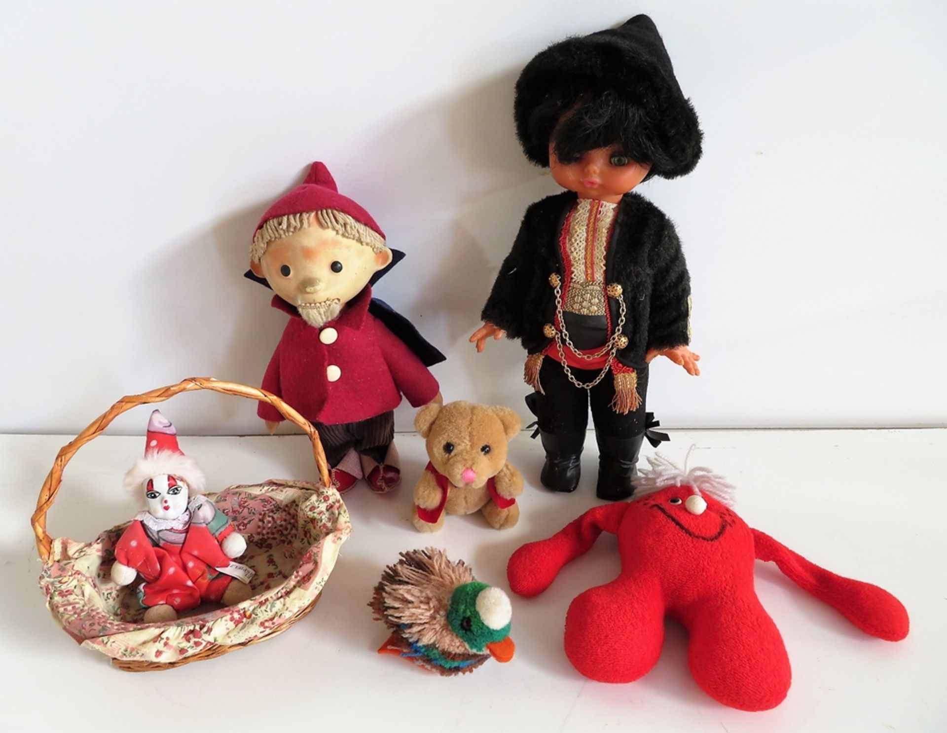 Konvolut von 6 diversen Puppen, u.a. Sandmännchen und Sackmännchen sowie Steiff, h 23/15 cm.