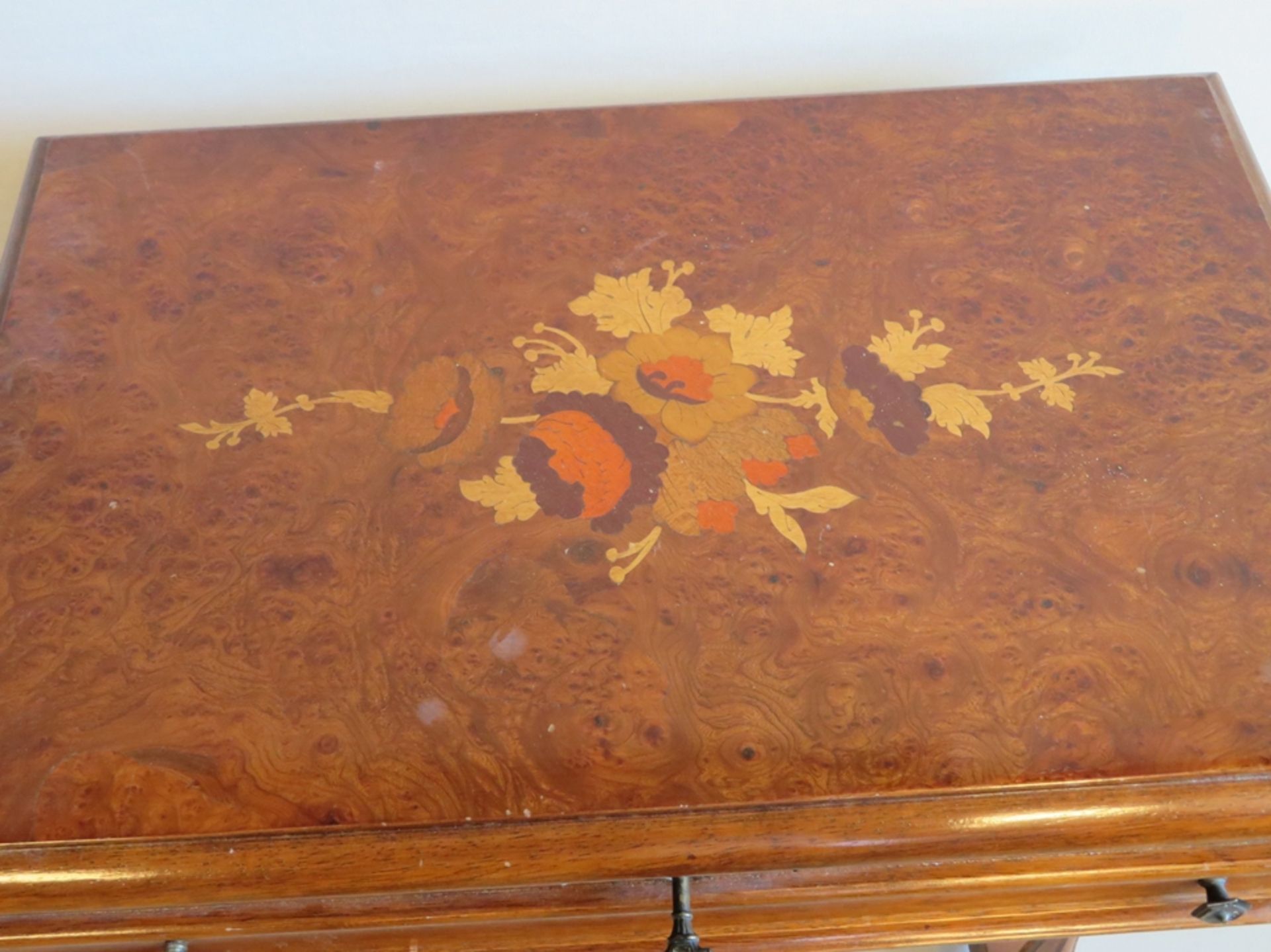 Nähtisch, Stilmöbel, Wurzelholzplatte mit floralen Intarsien, einschübig, Deckel klappbar, 69 x 58 - Image 2 of 2