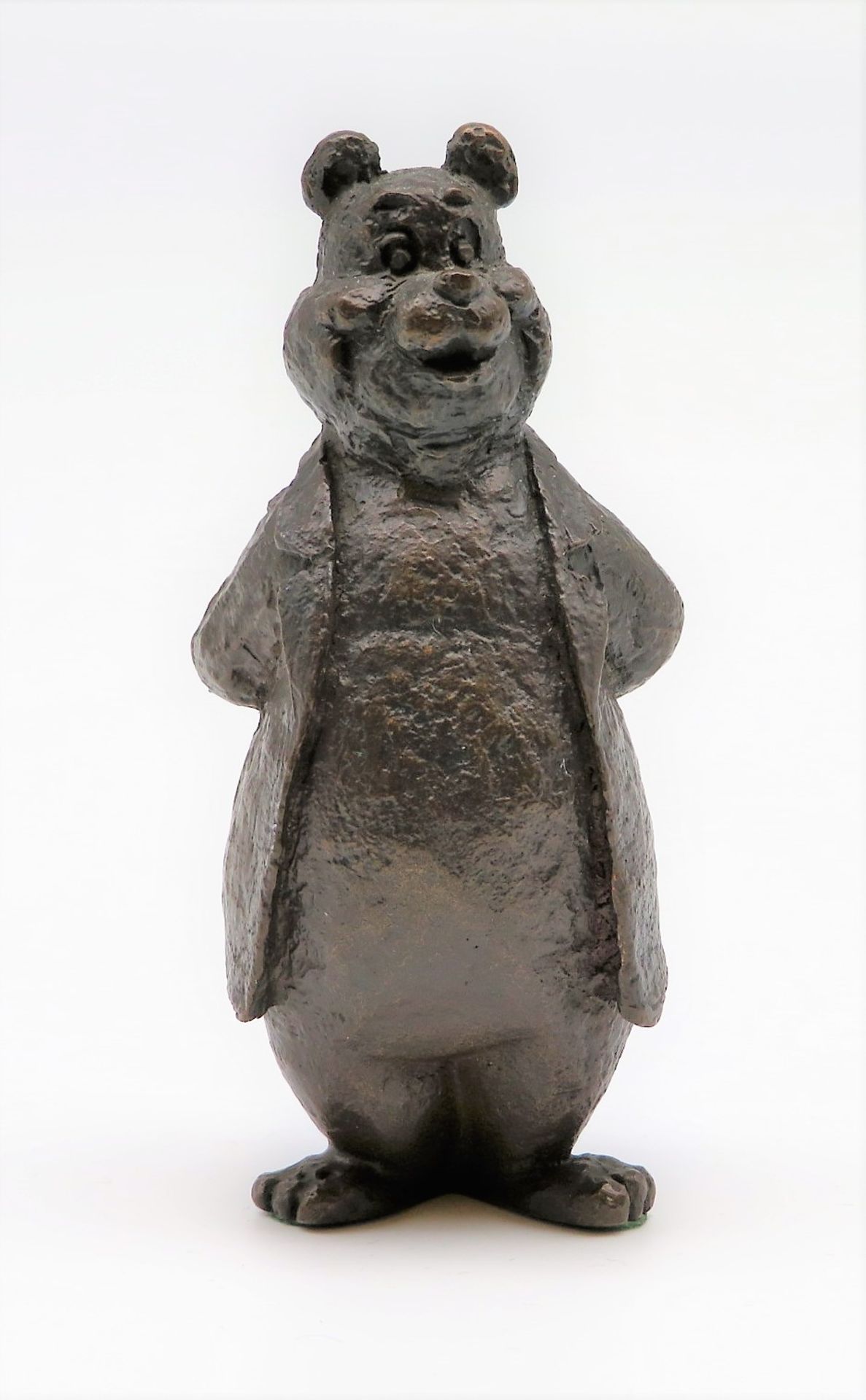 Unbekannter Bildhauer, Humoristischer Bär, Bronze patiniert, h 8 cm, d 3,5 cm.