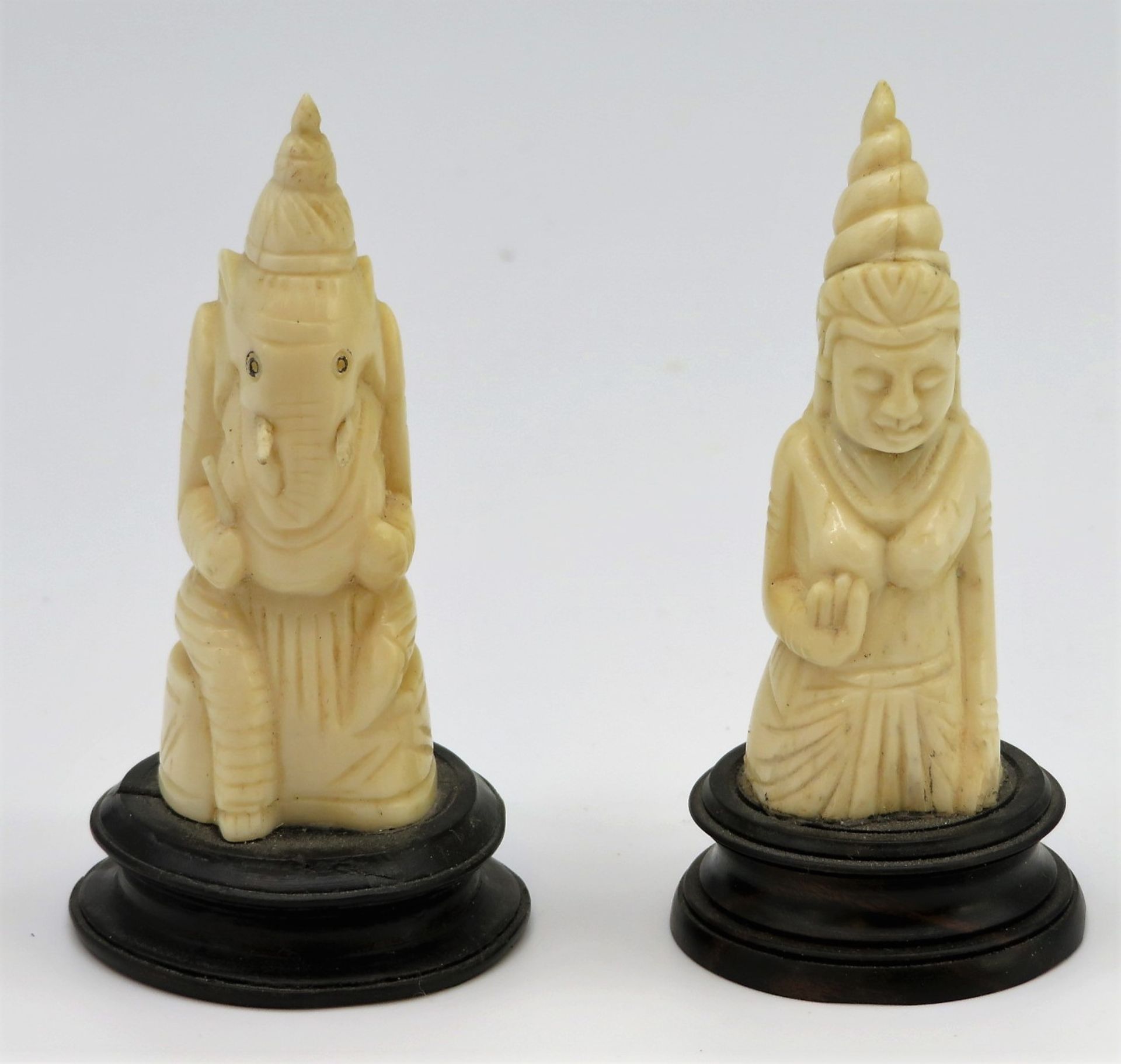 Ganesha und Heiligenfigur, Indien, um 1900, Elfenbein geschnitzt, Holzsockel, ca. h 9 cm, d 4,5 cm.