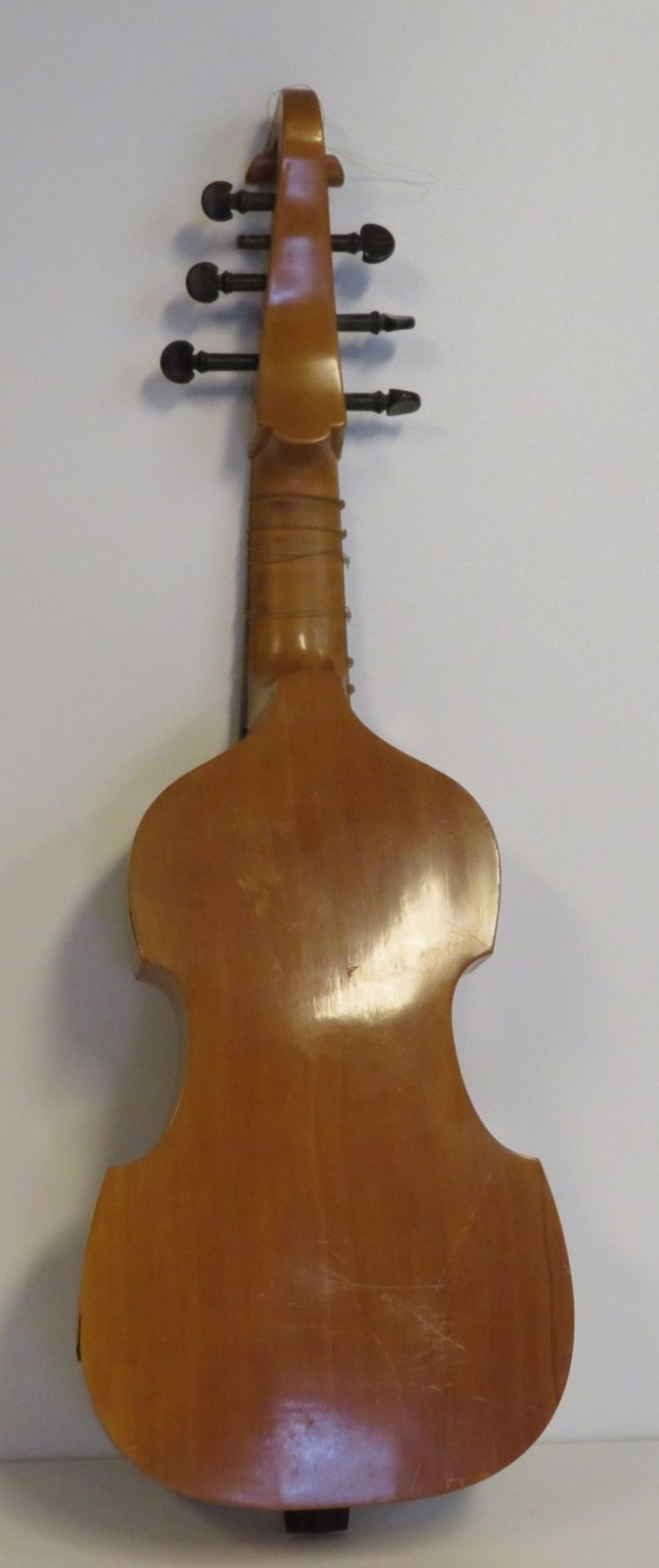 Streichinstrument, wohl Viola da Gamba, Holz, 68 x 22 x 13 cm. - Bild 2 aus 2