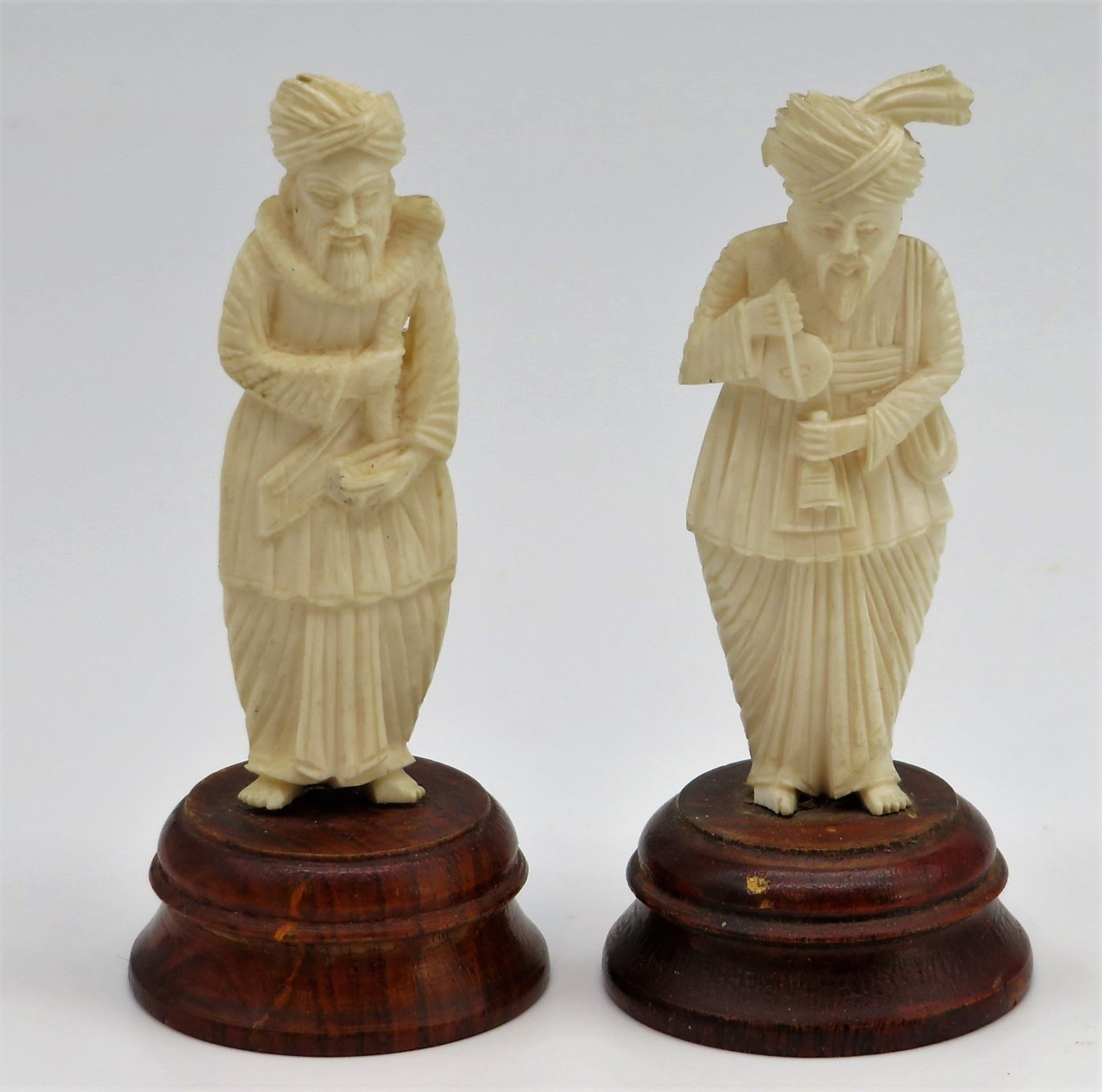 2 Figuren, Indien, um 1920, Elfenbein geschnitzt, Holzsockel, h 10 cm, d 4 cm.