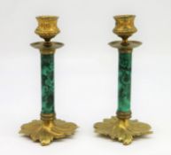 2 Kerzenleuchter, um 1900, Bronze, Schaft Malachit, 1 x rest., h 17 cm, d 10 cm.