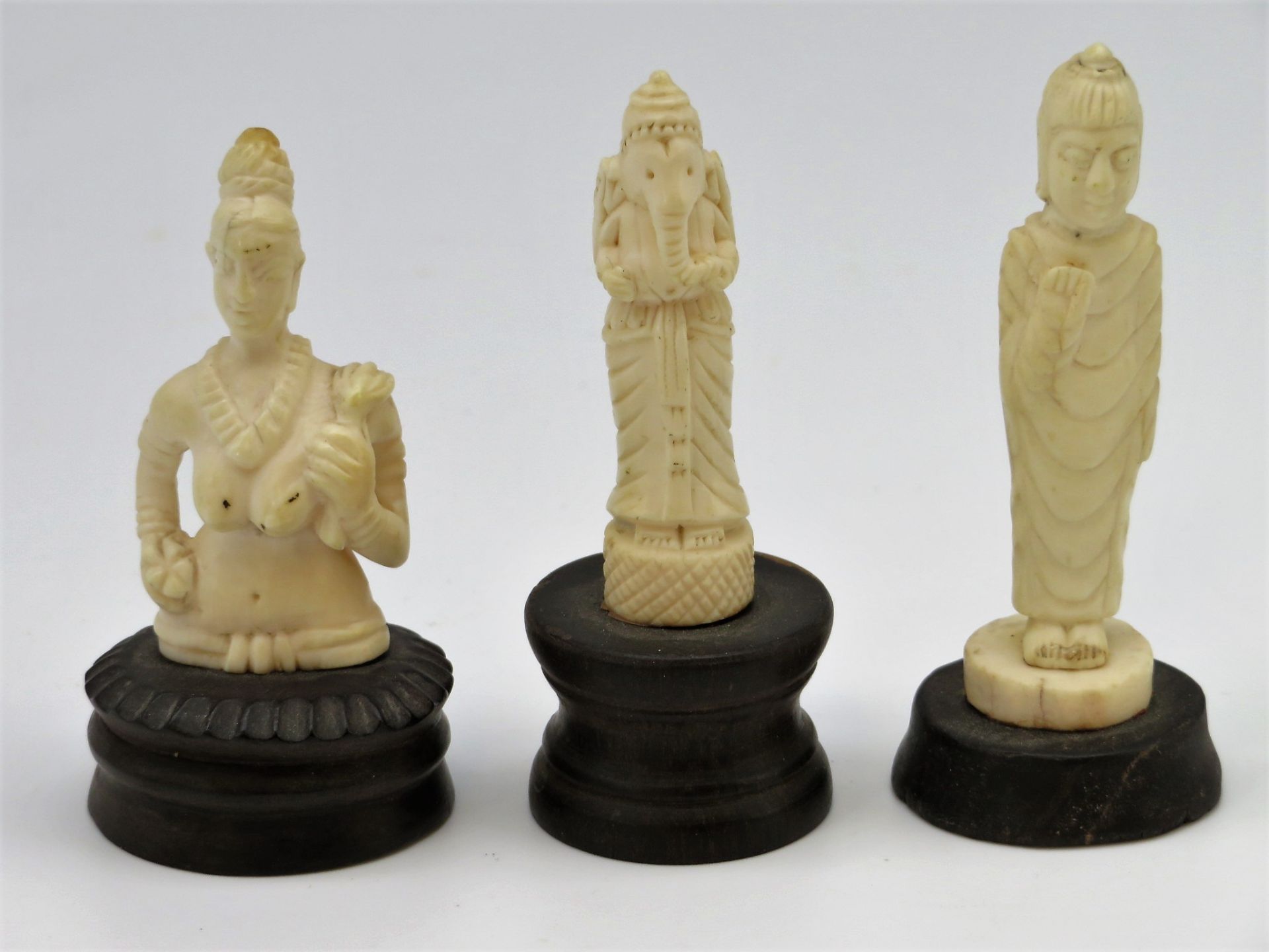 3 Figuren, Indien, 1930er Jahre, Elfenbein geschnitzt, Holzsockel, h 7/8/8 cm.