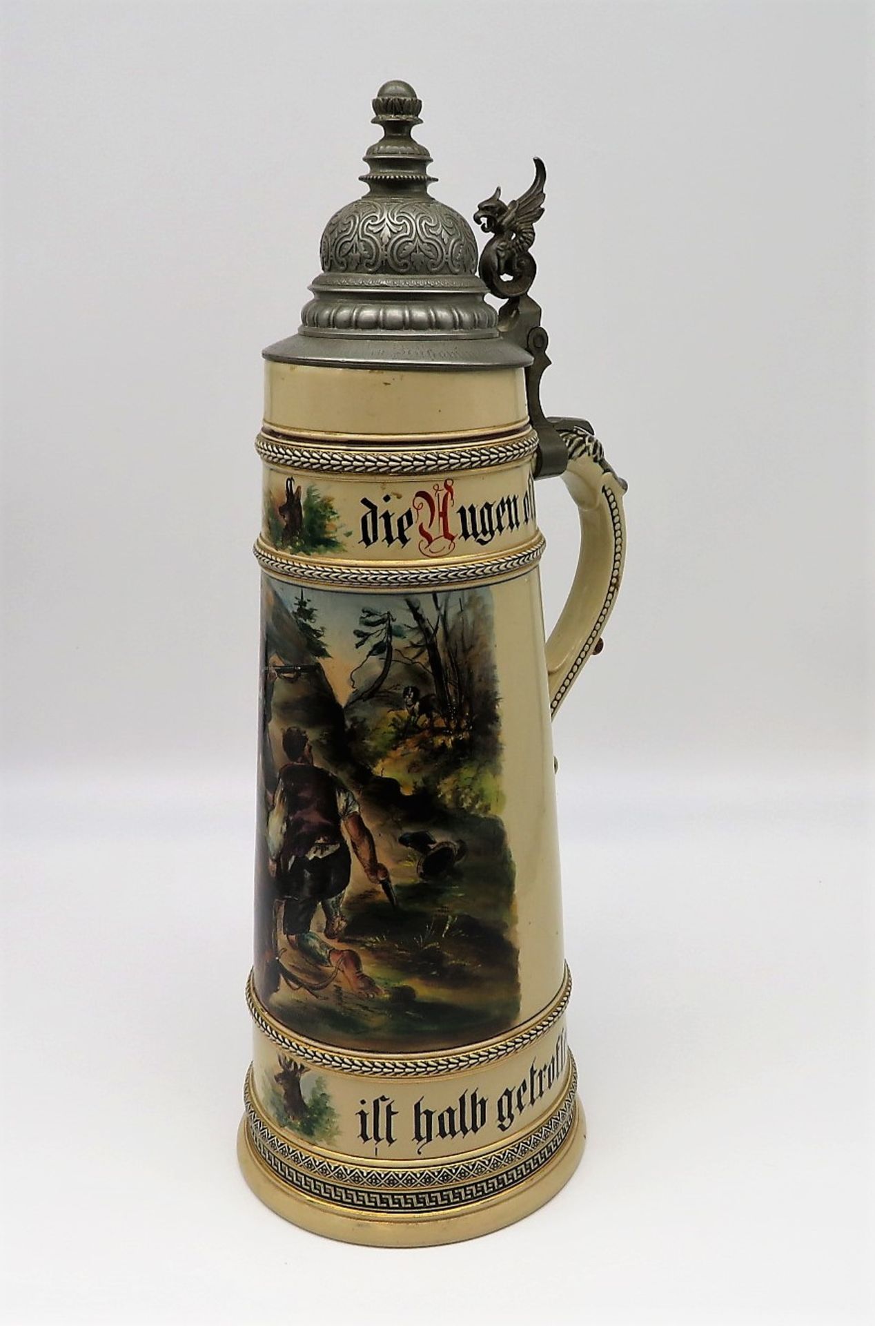 Großer Bierkrug, um 1900, Steingut mit polychromer Glasur von jagdlichem Dekor, Zinndeckel mit Widm