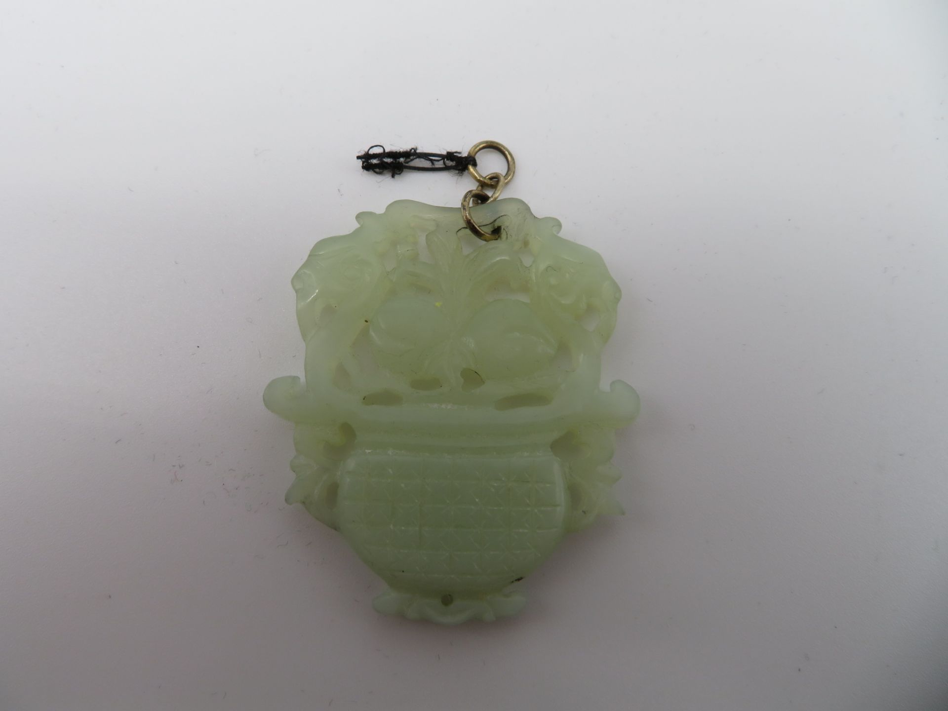 Anhänger, China, grünliche Jade fein geschnitzt, 5 x 4,5 cm. - Bild 2 aus 2
