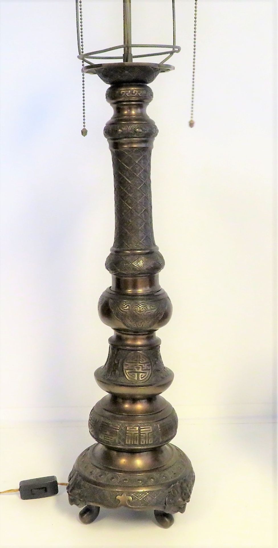 Tischlampenfuß, China, um 1900, Bronze mit reichem Reliefdekor, auf 3 Füßen, 2-flammig, h 79 cm, d 