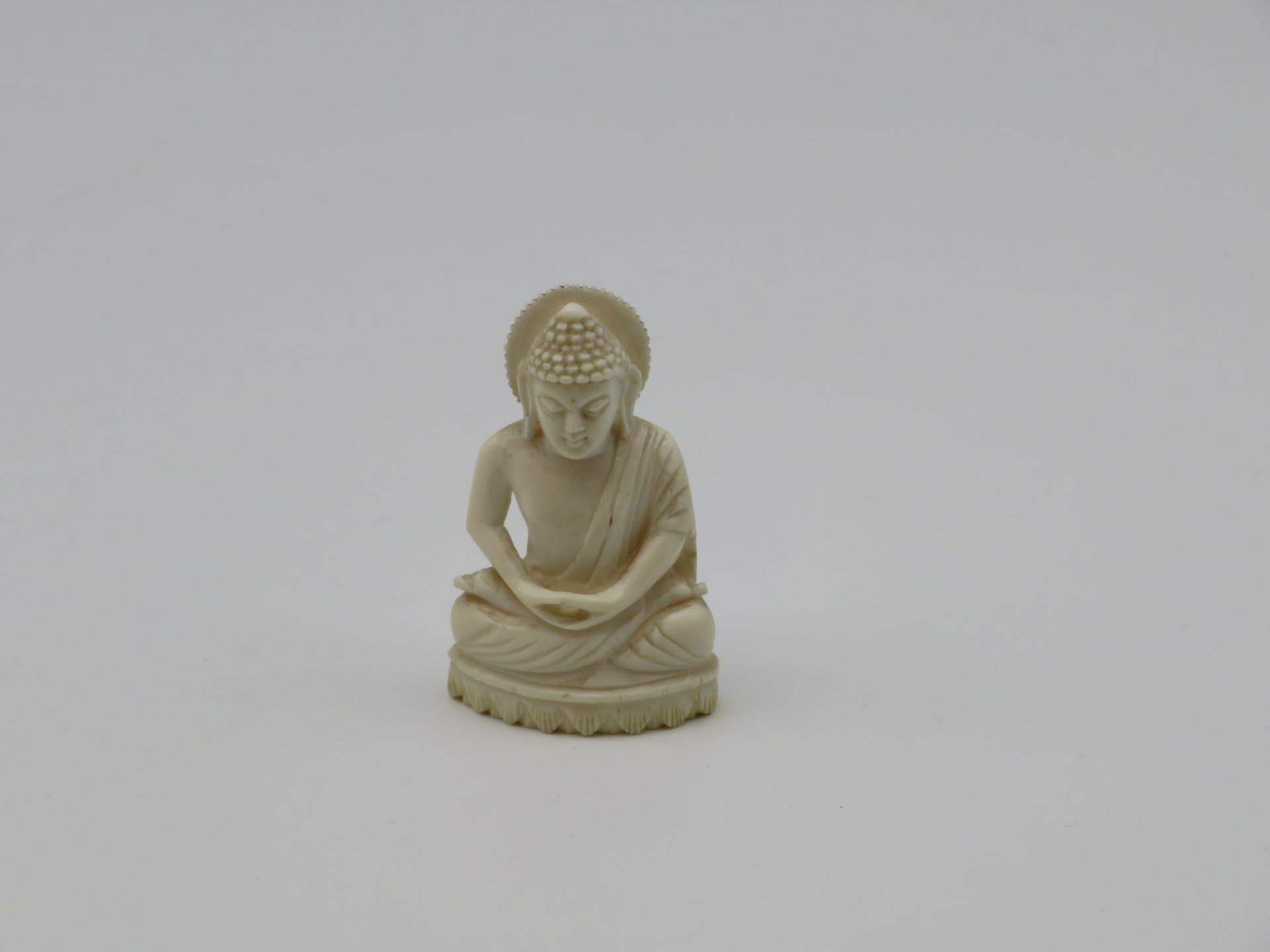 Sitzender Buddha, wohl Kambodscha, 1. Hälfte 20. Jahrhundert, Elfenbein geschnitzt, 6,5 x 4,5 x 2,5