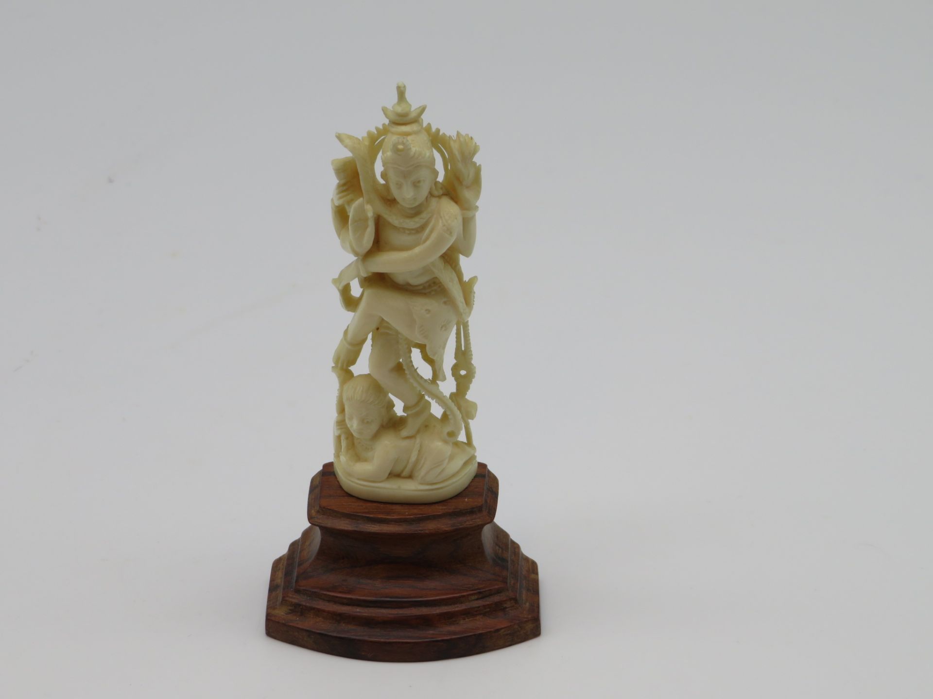 Tänzerin, Indien, um 1900, Elfenbein fein geschnitzt, Holzsockel, h 12 cm, d 3,5 cm.