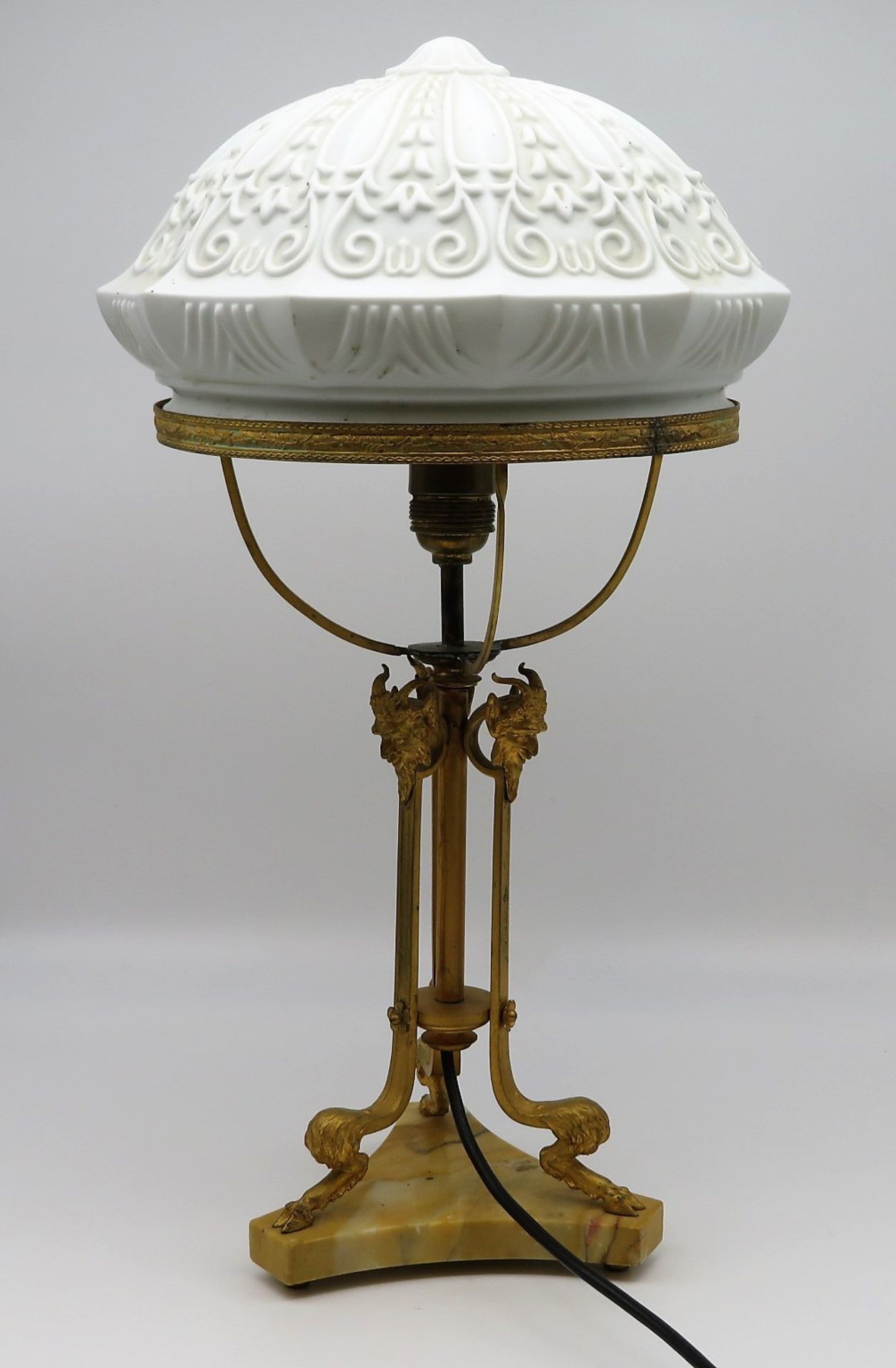 Tischlampe, 19. Jahrhundert, Bronze vergoldet und verziert mit 3 Faunenköpfen, auf 3 Bockhufen auf
