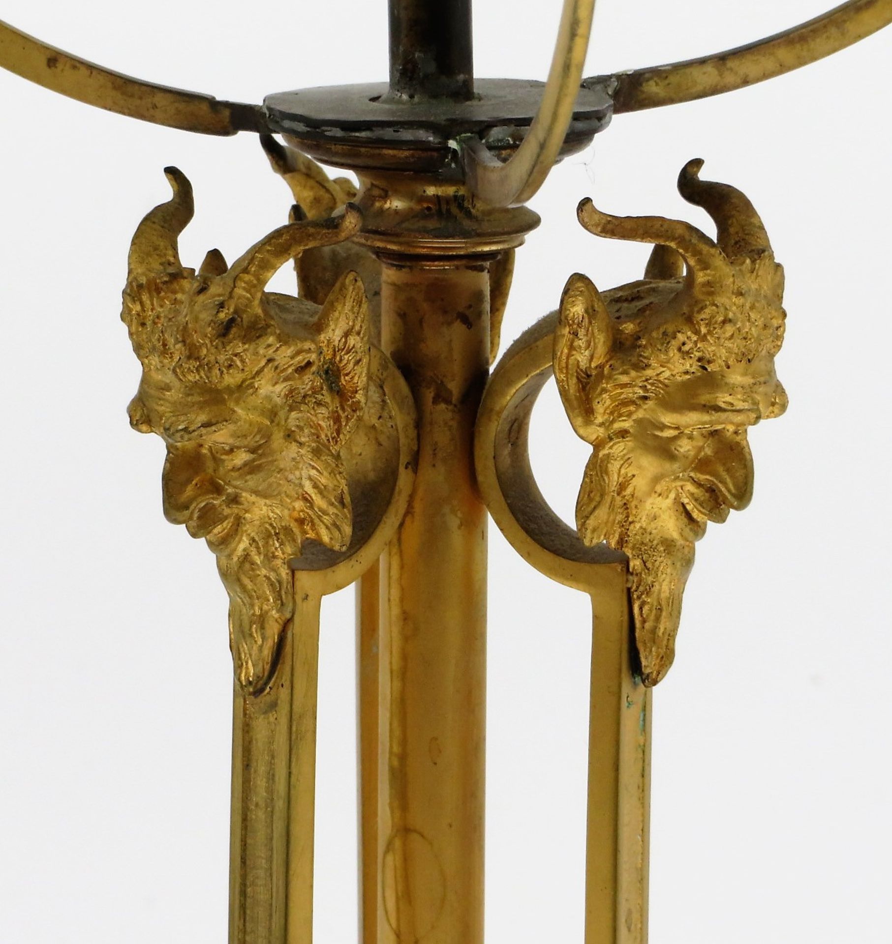 Tischlampe, 19. Jahrhundert, Bronze vergoldet und verziert mit 3 Faunenköpfen, auf 3 Bockhufen auf - Image 2 of 2