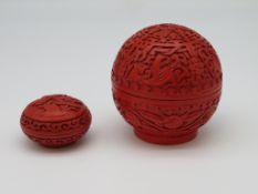 2 Lackdosen, China, 1. Hälfte 20. Jahrhundert, fein geschnitzt, h 3,5/10,5 cm, d 6,5/10 cm.