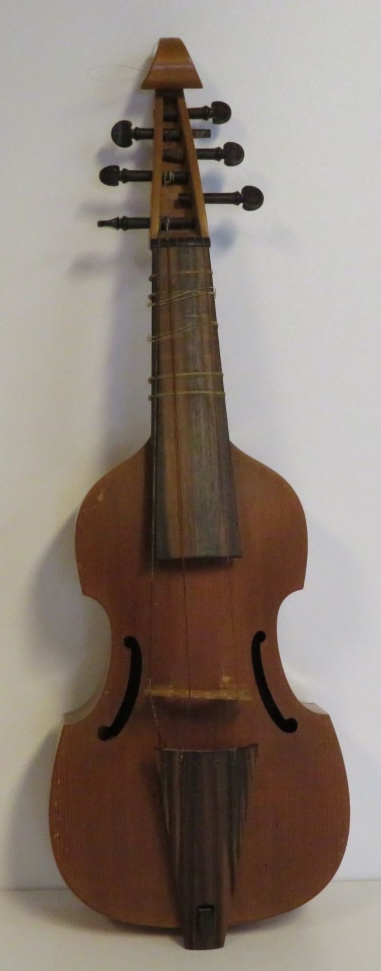 Streichinstrument, wohl Viola da Gamba, Holz, 68 x 22 x 13 cm.