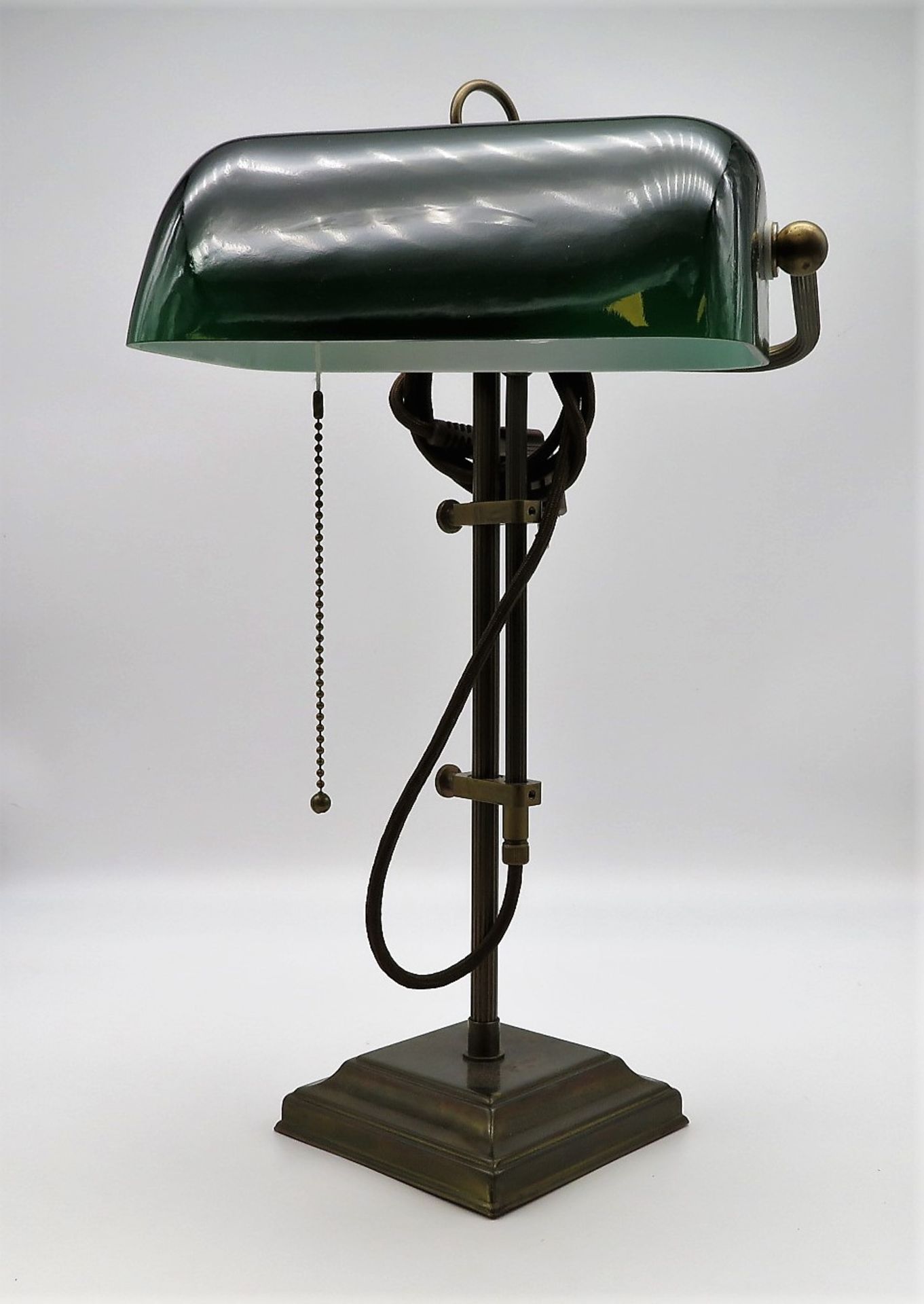 Büro-Tischlampe, Messing mit grünem Glasschirm, 20. Jahrhundert, h 49 cm, d 28 cm.
