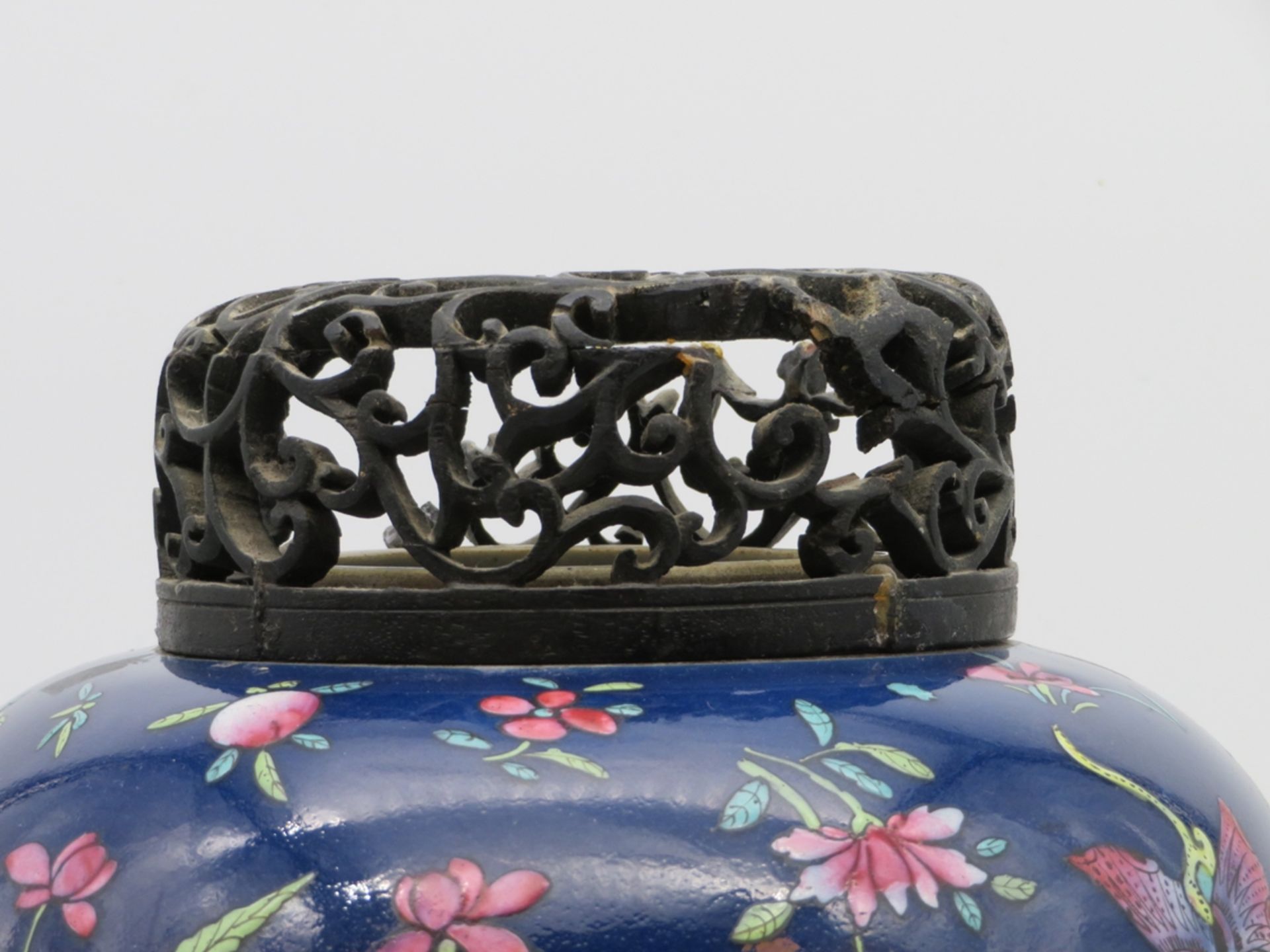 Deckelvase, China, Porzellan mit polychromer Blütenmalerei auf blauem Fond, Sockel und Deckel Holz - Image 2 of 3