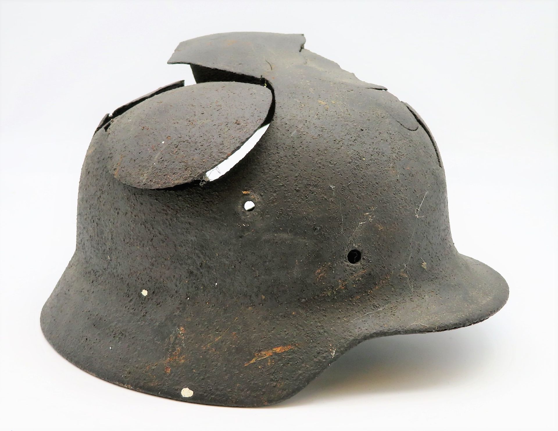 Wehrmachtshelm mit Granateinschlag, 2. Weltkrieg, 18 x 29 x 24 cm. - Bild 2 aus 2