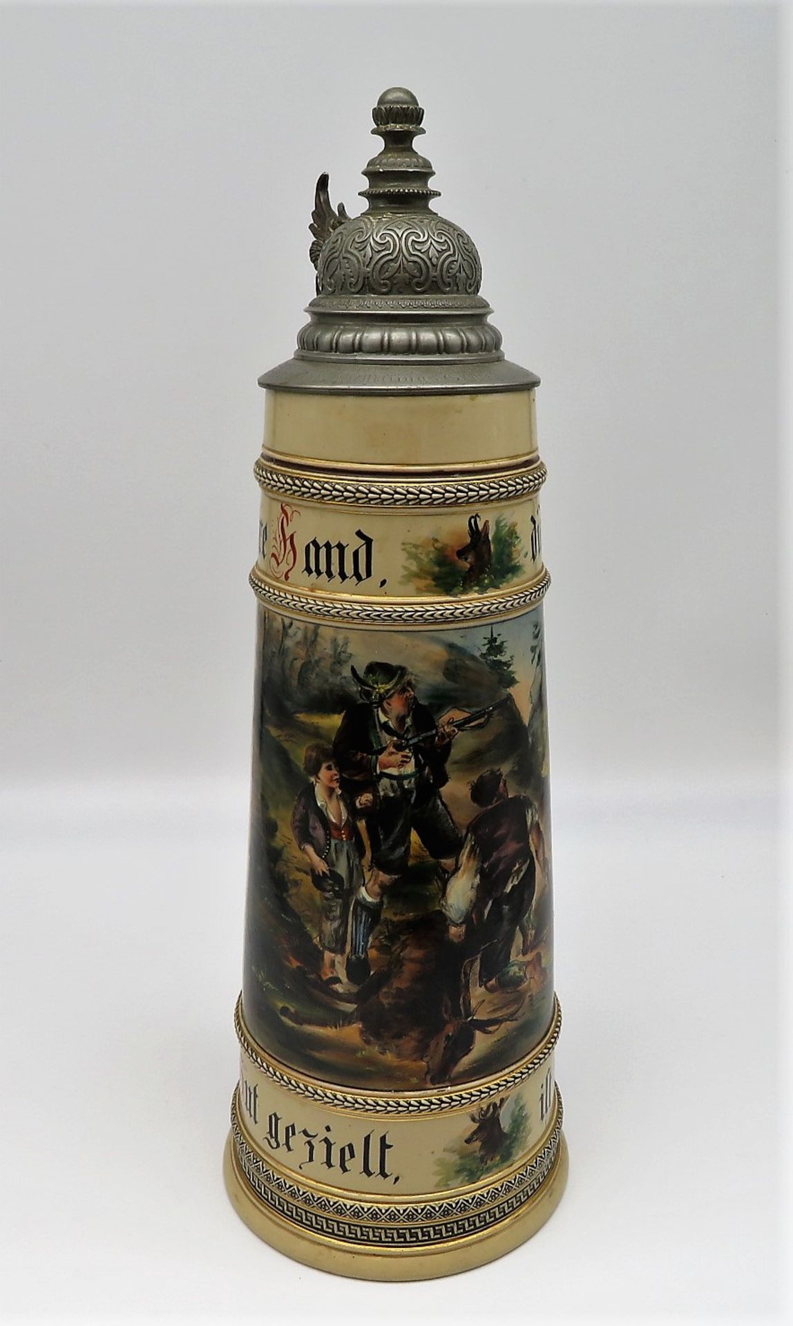 Großer Bierkrug, um 1900, Steingut mit polychromer Glasur von jagdlichem Dekor, Zinndeckel mit Widm - Bild 2 aus 4
