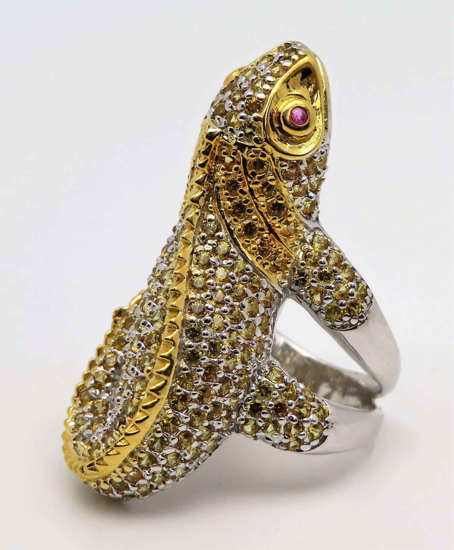 Designer Ring in Form eines Chamäleons, ca. 230 facettierte, gelbe Saphire (ca. d 0,015 cm), Augen 