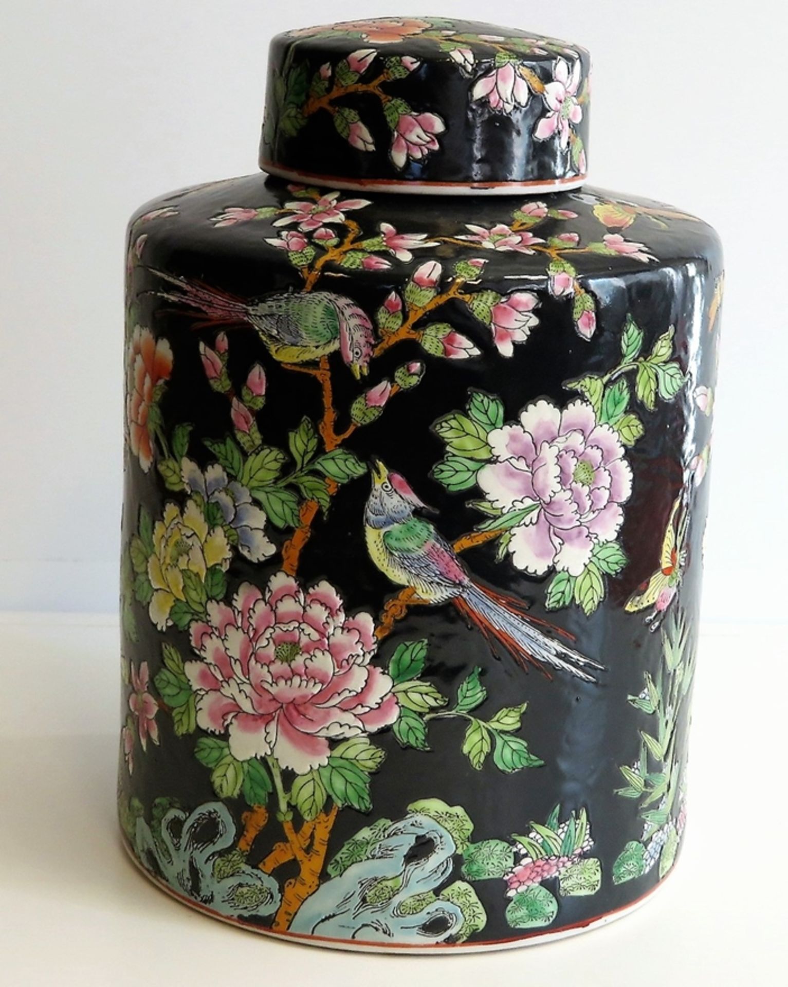 Vase, China, Porzellan mit polychromer Blütenmalerei auf schwarzem Fond, rote Sechs-Zeichen-Marke, 
