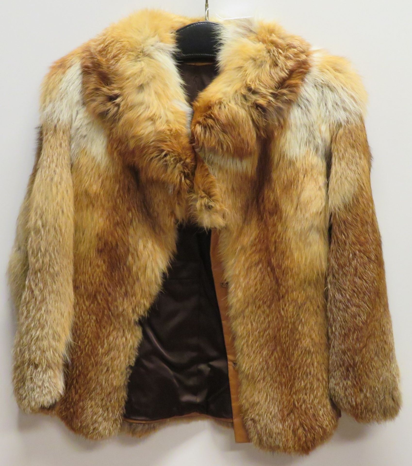 Fuchsjacke mit Mütze, cognacfarbene Ledereinsätzen, ca. Gr. 32/34 (ca. L 71 cm, Schulterbreite ca. 