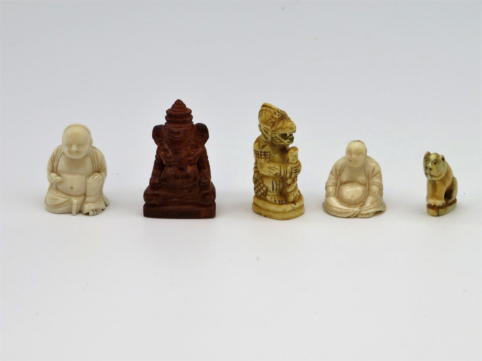 5 kleine Figuren, u.a. China, um 1900, Elfenbein geschnitzt, höchste Höhe 4,5 cm.