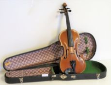 Geige mit Bogen im Kasten, Etikett "W. Bauerfeind Braunau", 59 x 21 x 5,5 cm.