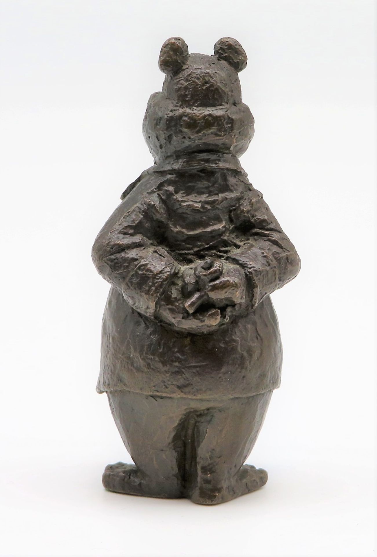 Unbekannter Bildhauer, Humoristischer Bär, Bronze patiniert, h 8 cm, d 3,5 cm. - Bild 2 aus 2