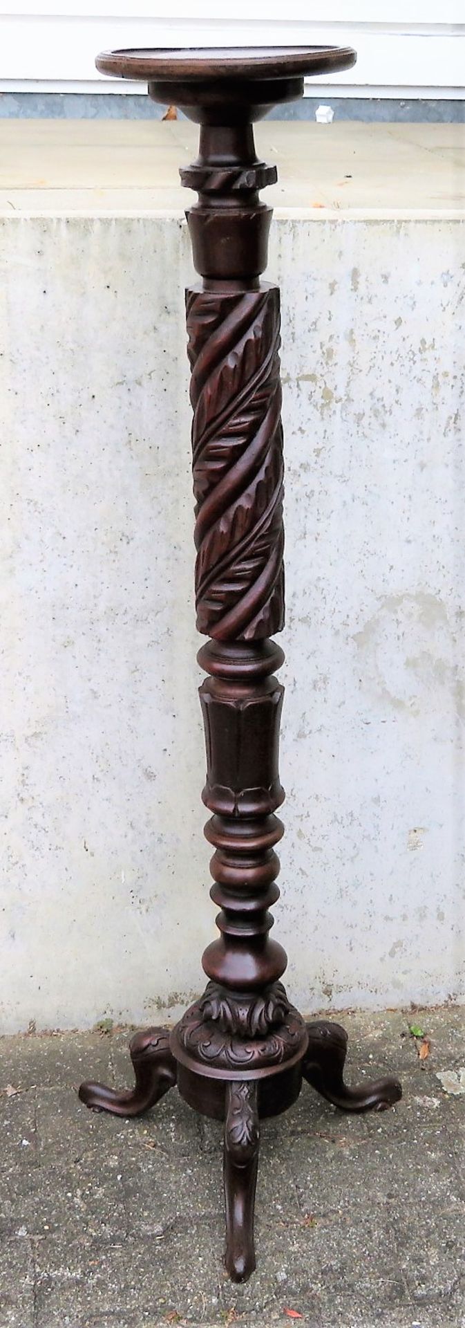 Blumensäule, 19. Jahrhundert, Nussbaum geschnitzt, auf Dreifuß, h 127 cm, d 25 cm.