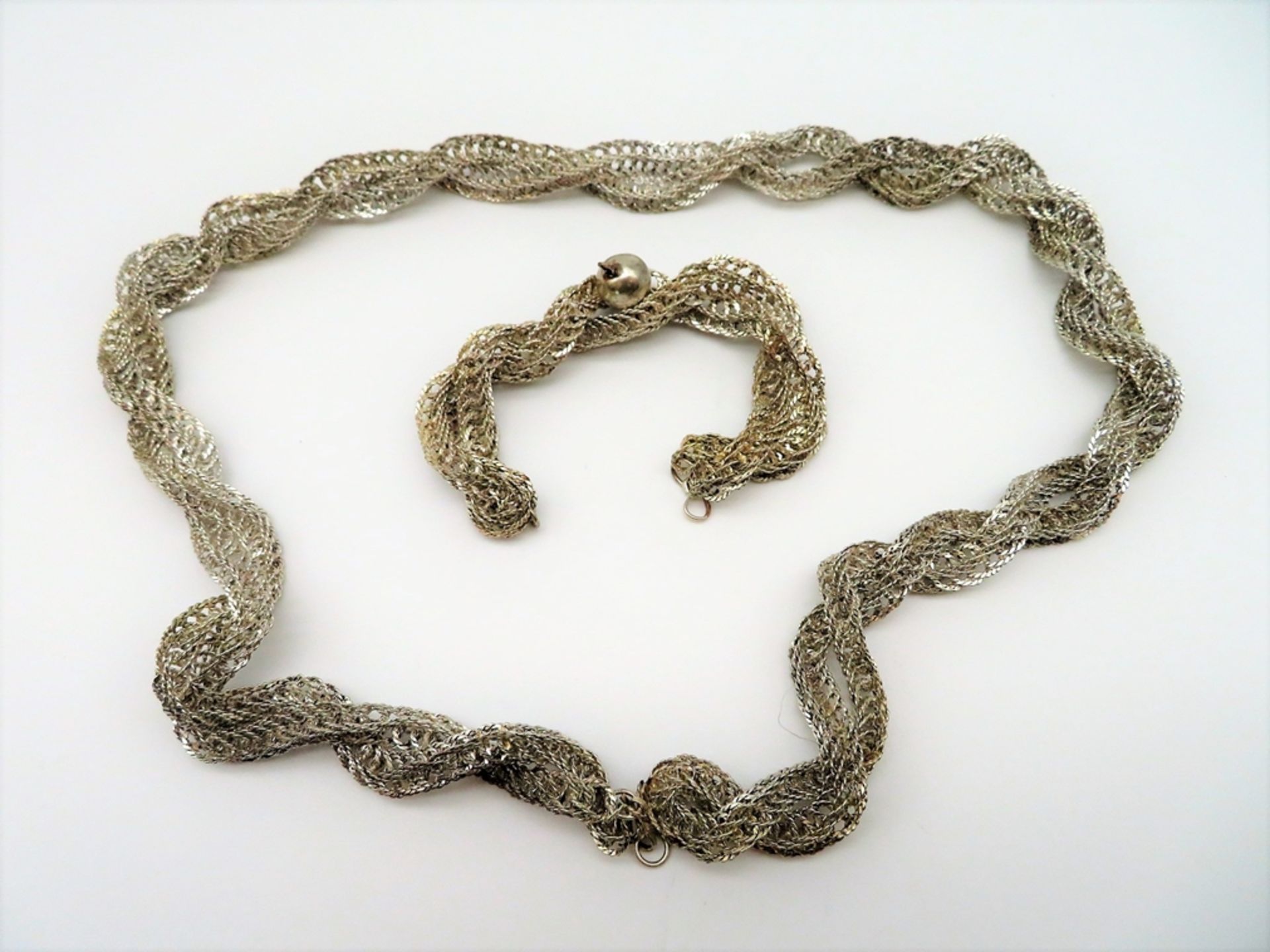 Kette und Armband, wohl Naher Osten, Kupfer versilbert, geflochen und gedreht, Kette l 77 cm, Armba
