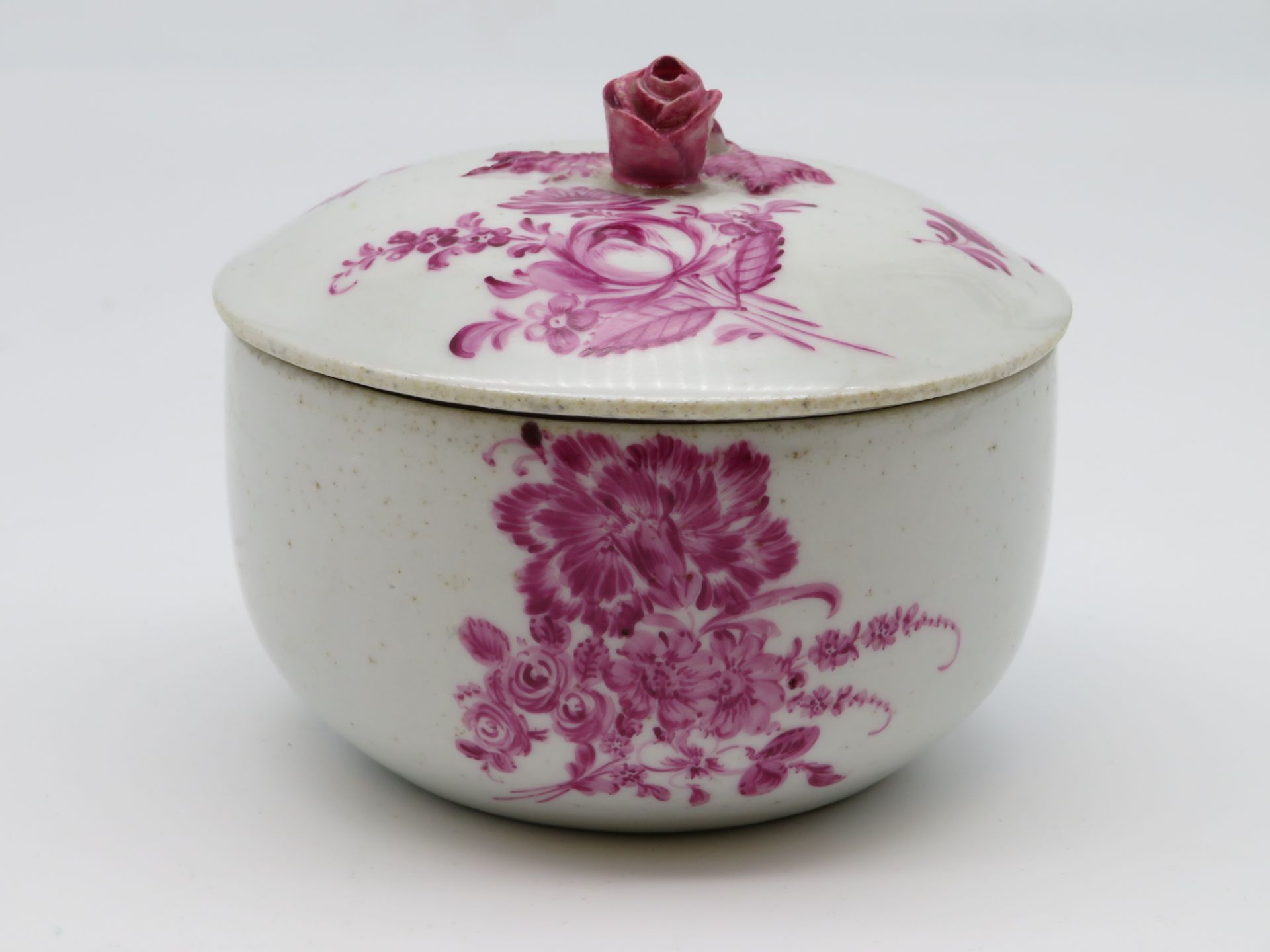 Deckeldose, 18./19. Jahrhundert, Weißporzellan mit purpurfarbener, floraler Bemalung, reliefierter