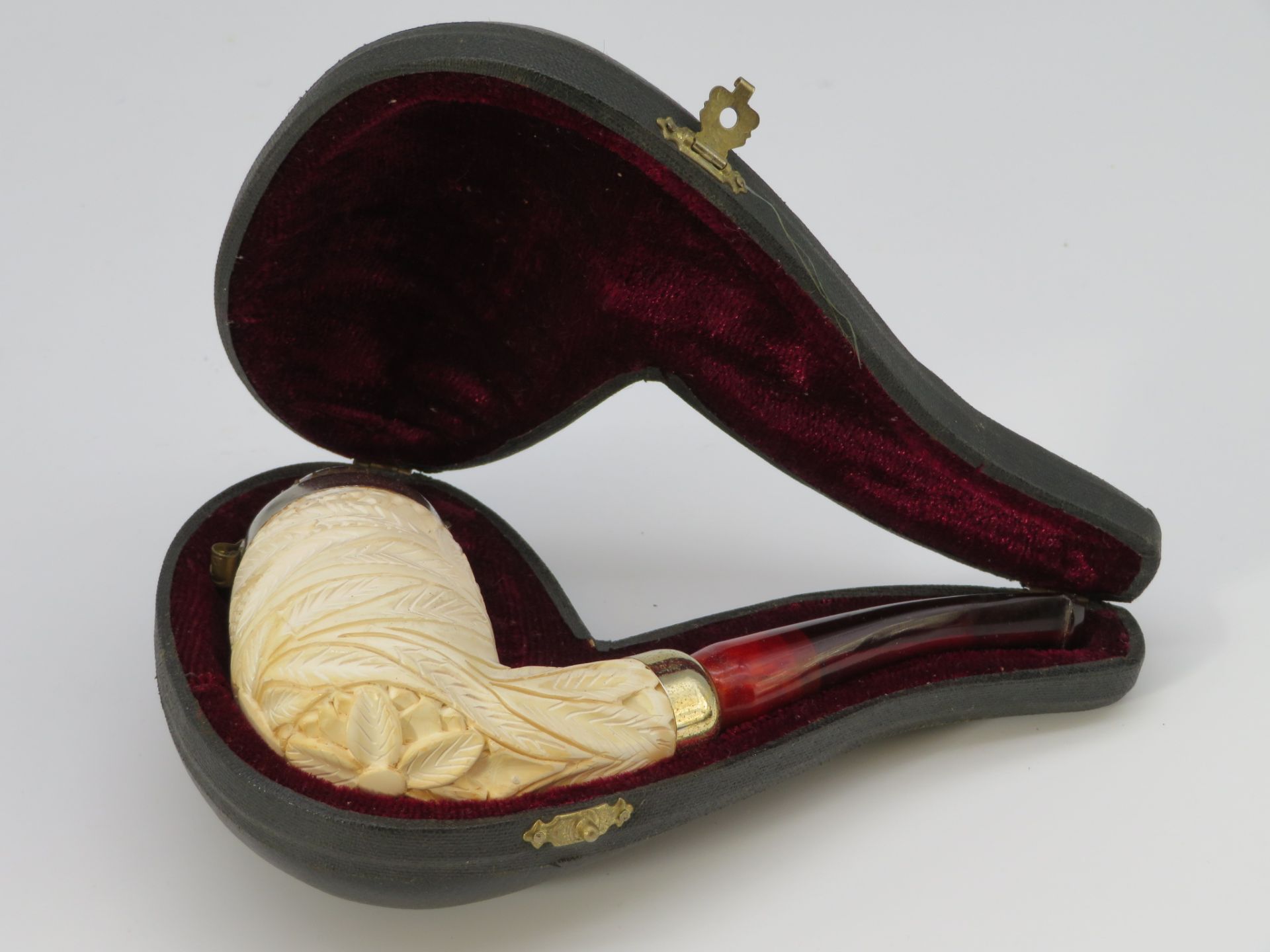 Meerschaumpfeife in Futteral, l 14,5 cm, d 4,5 cm.