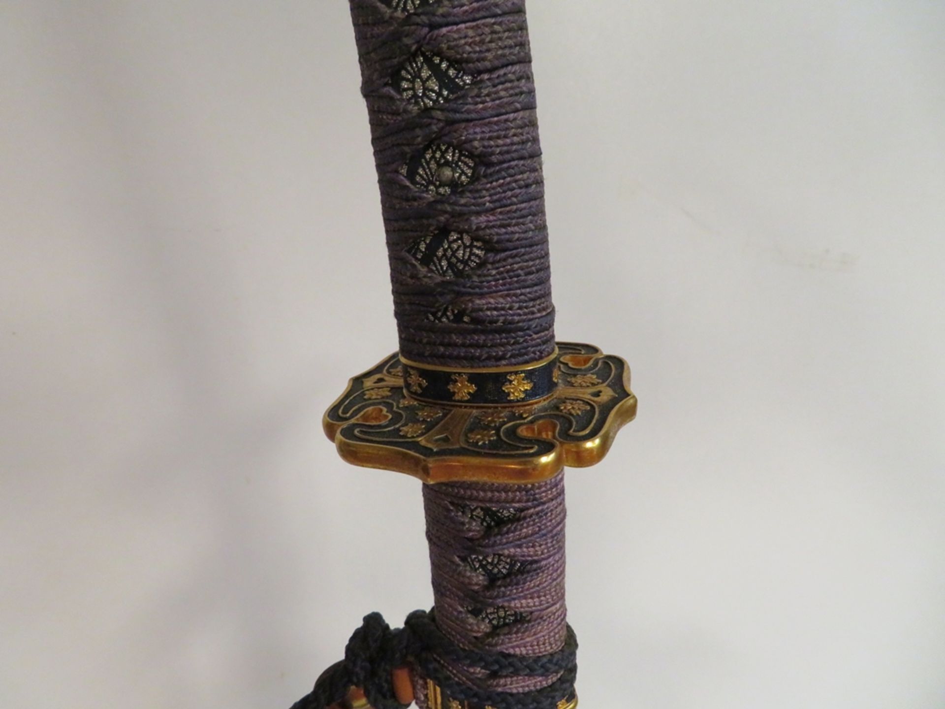 Samuraischwert in Holzständer, Modellwaffe, Japan, l 109 cm. - Bild 2 aus 2