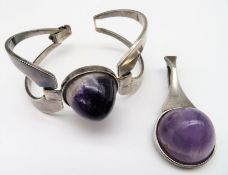 Designer Anhänger und Armband, 2 Amethyst-Cabochons, 1970/80er Jahre, gepunzt 835er und 925er Silbe