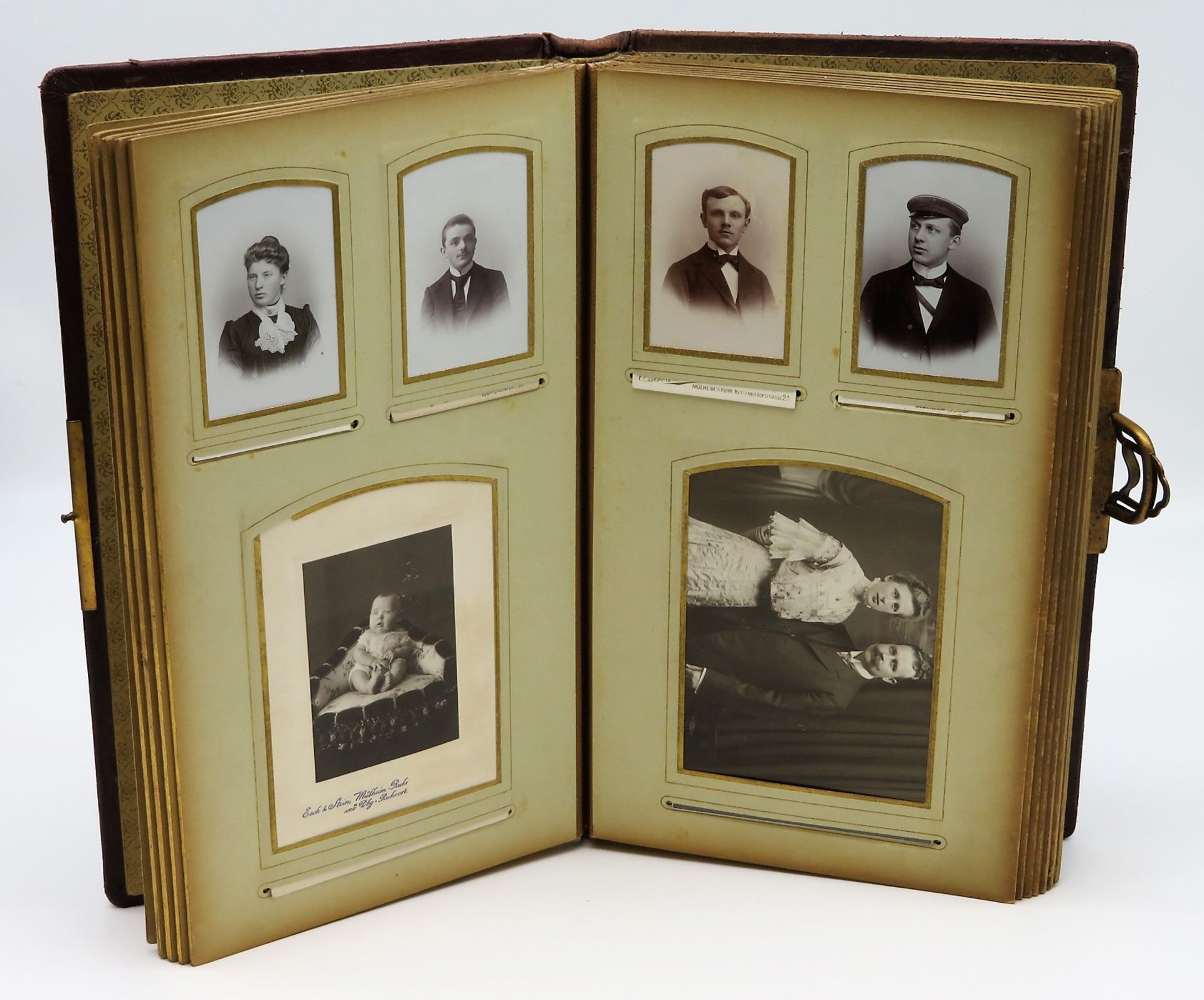 Fotoalbum, um 1900, mit vielen Familienfotos, Ledereinband, 35 x 20 cm. - Bild 2 aus 2