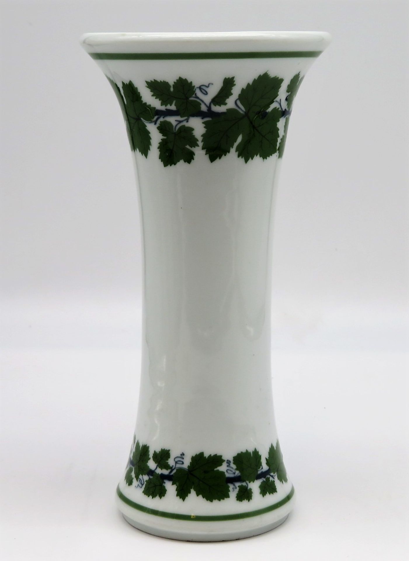 Vase, Meissen, Voller grüner Weinkranz, Weißporzellan mit chromgrüner Weinlaubbemalung in Unterglas