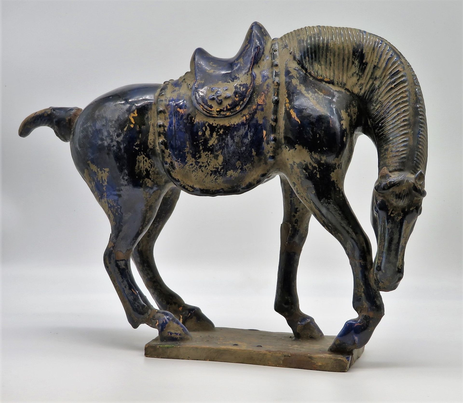 Stehendes Pferd, China, Tang-Stil, 19. Jahrhundert, Ton mit blauer und grüner Glasur, geschnitzter 