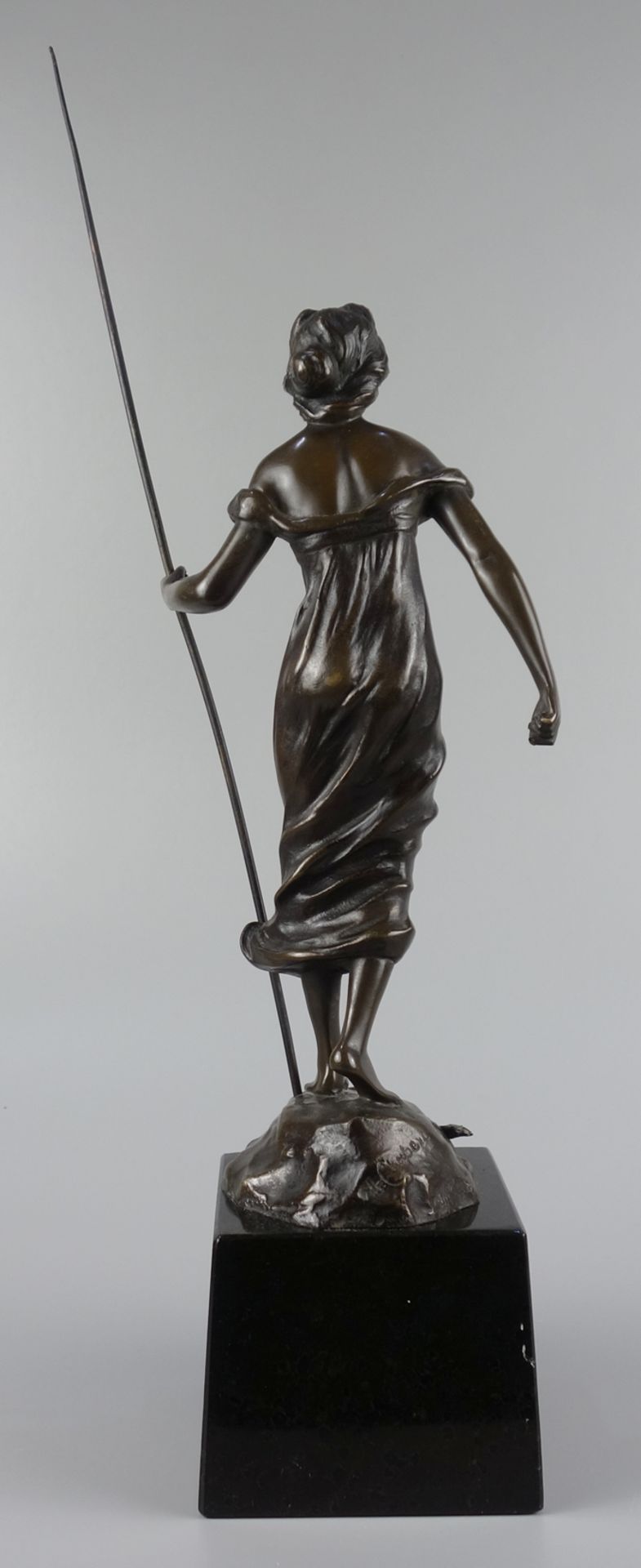 A. Chaberc "Fischerin", Bronze patiniert, um 1900, auf felsigem Grund stehende - Bild 4 aus 6