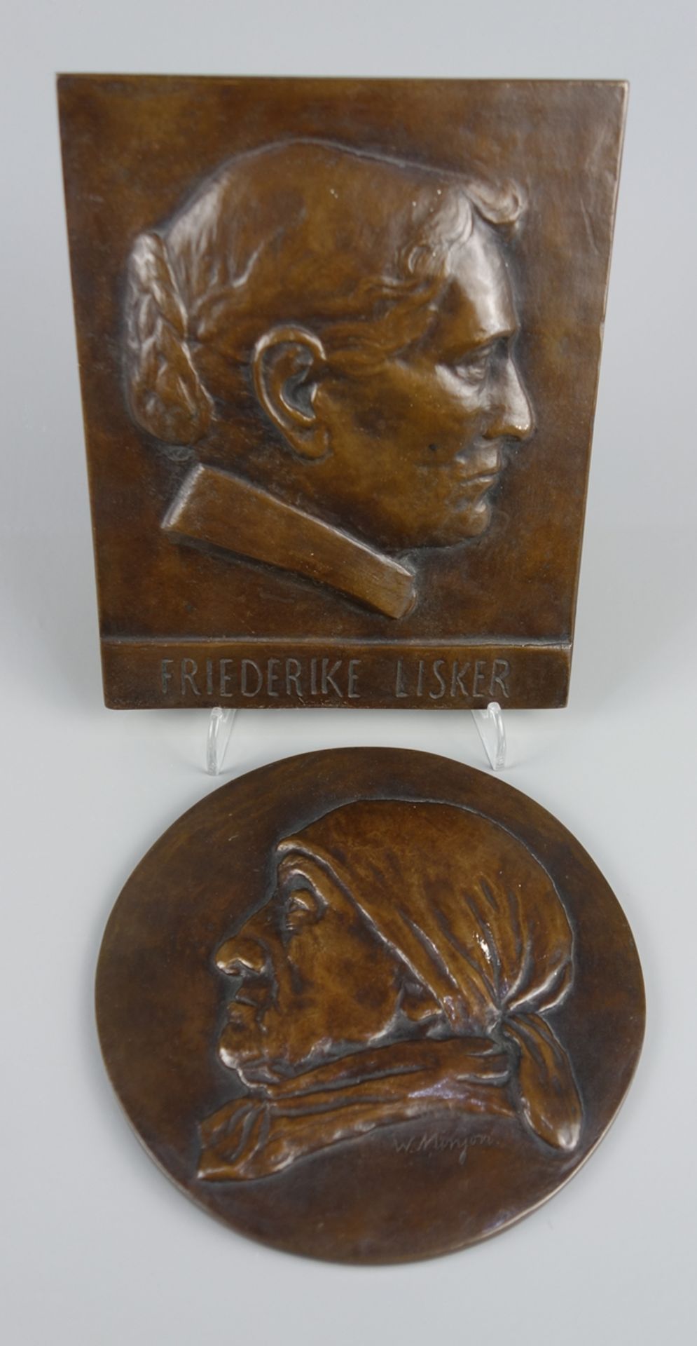 W. Minjon, 2 Frauenporträts, Bronzereliefs, einmal bezeichnet "FRIEDERIKE LISKE