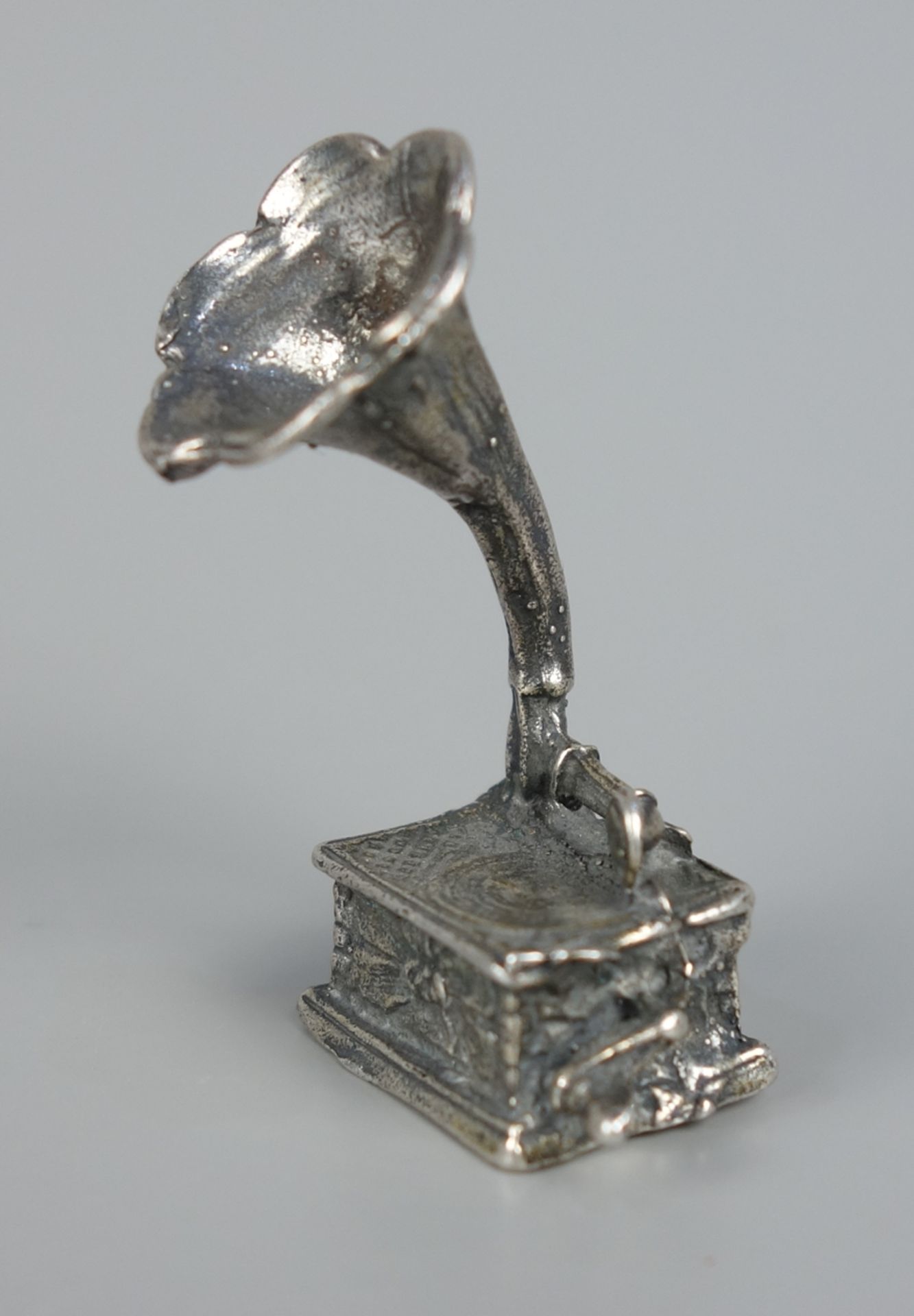 Miniaturgrammophon, Silber gegossen, H.4cm, Gew.11,7g