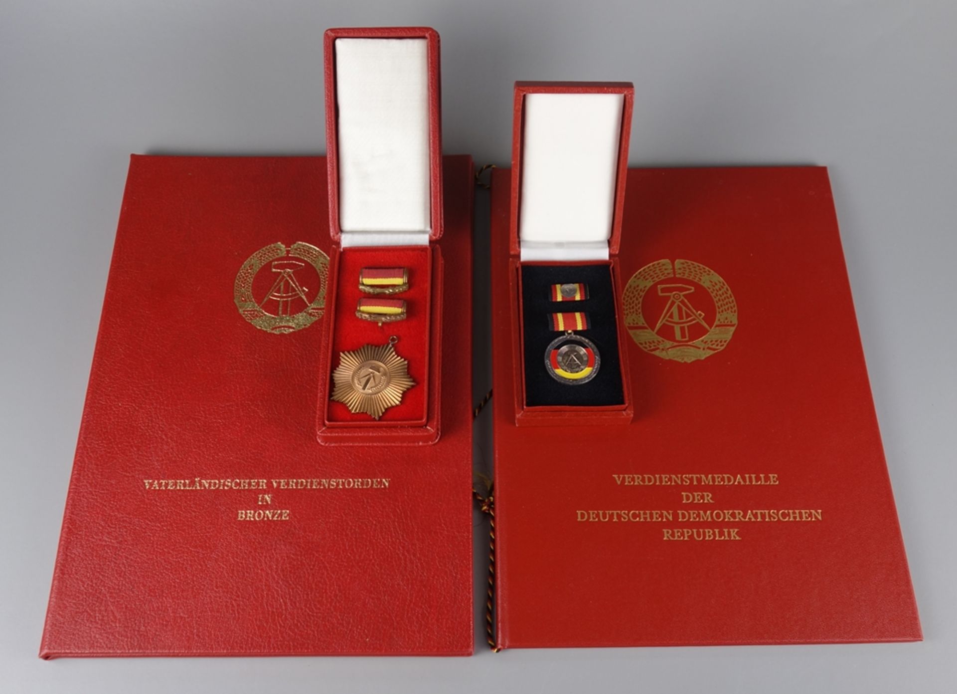 Vaterländischer Verdienstorden in Bronze und Verdienstmedaille der DDR, mit Urk - Bild 2 aus 3