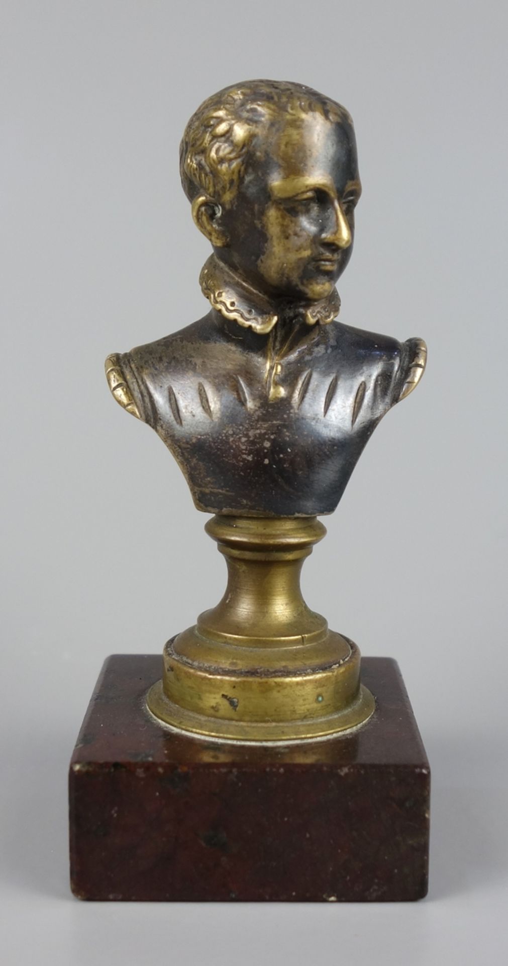 Miniatur- Schulterbüste, Bronze, Ende 19.Jh., H.9cm, partiell mit Resten von Ve