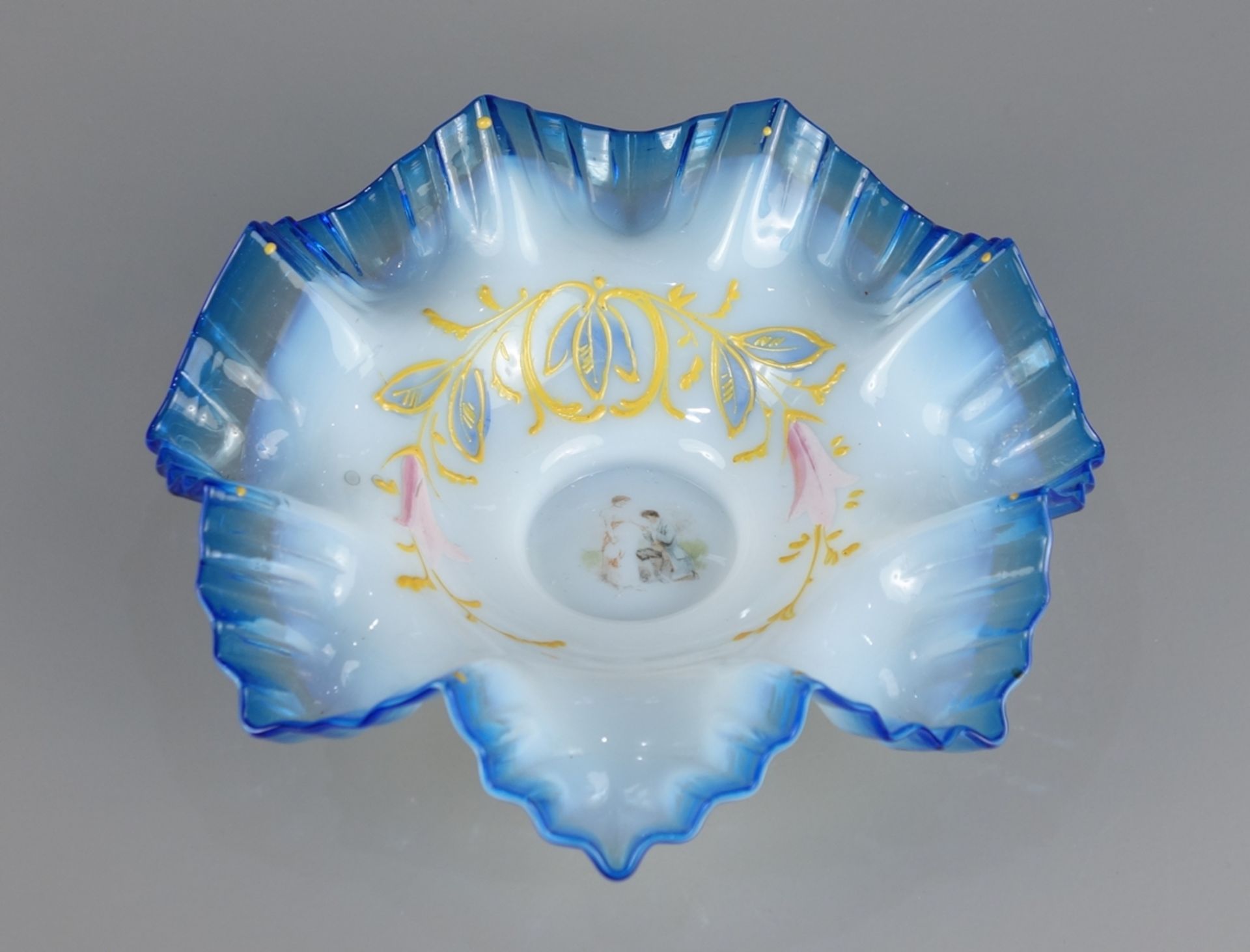 Glasschale mit gefächertem Rand, um 1890, Milchglas und Blauglas, gefächerter u