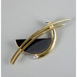 Brosche mit Onyx und 2 Zirkonias, 333er Gold, Gew.6,09g, ungedeutete Meisterpun