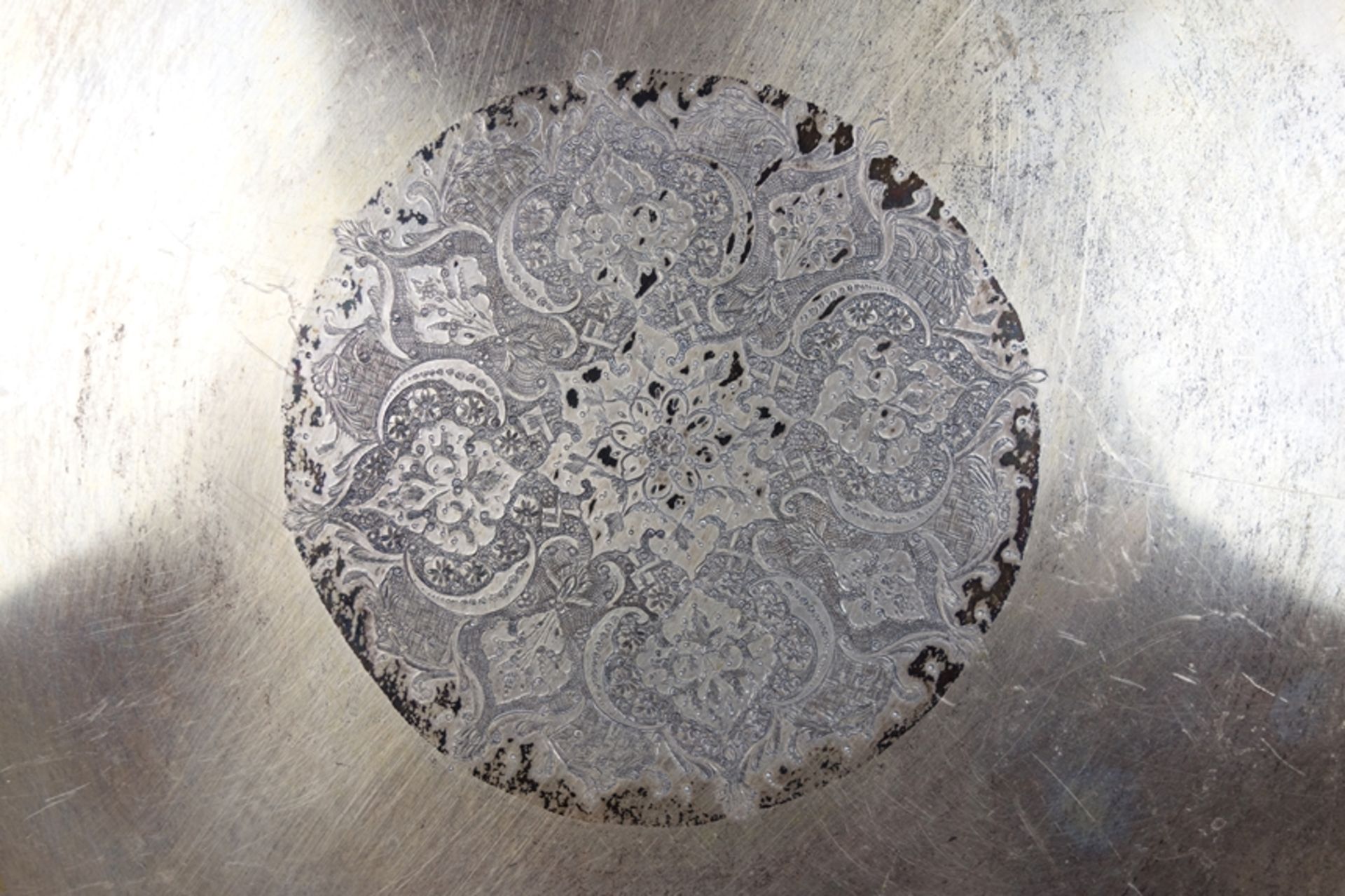 Teller, Isfahan, Persien, 84 Zolotniki, leicht gemuldet, floral reliefierter Ra - Image 3 of 4