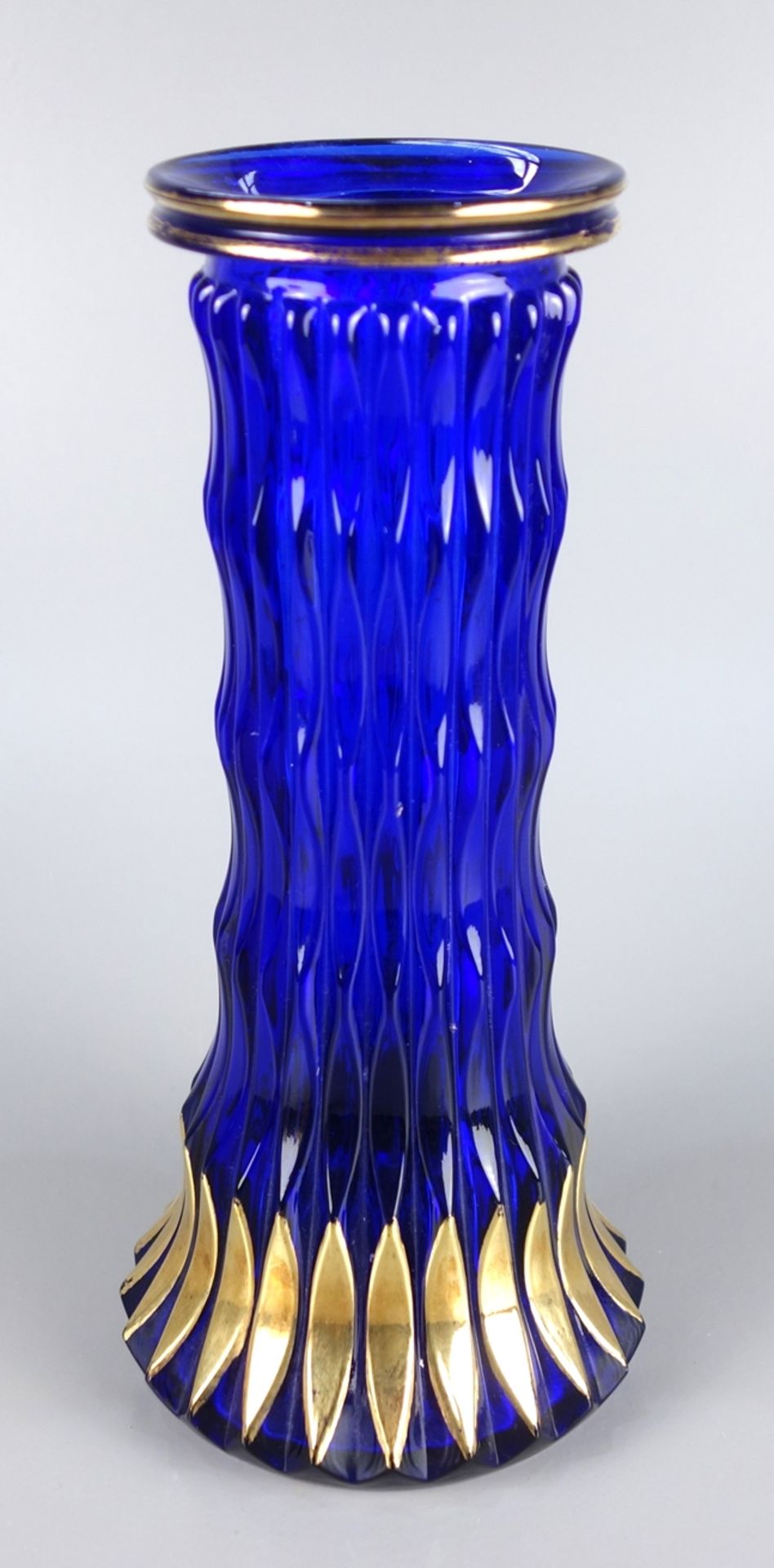 Art- Déco- Vase, Böhmen, 1930, Blauglas mit Goldkonturen, konische, gewellte Wa