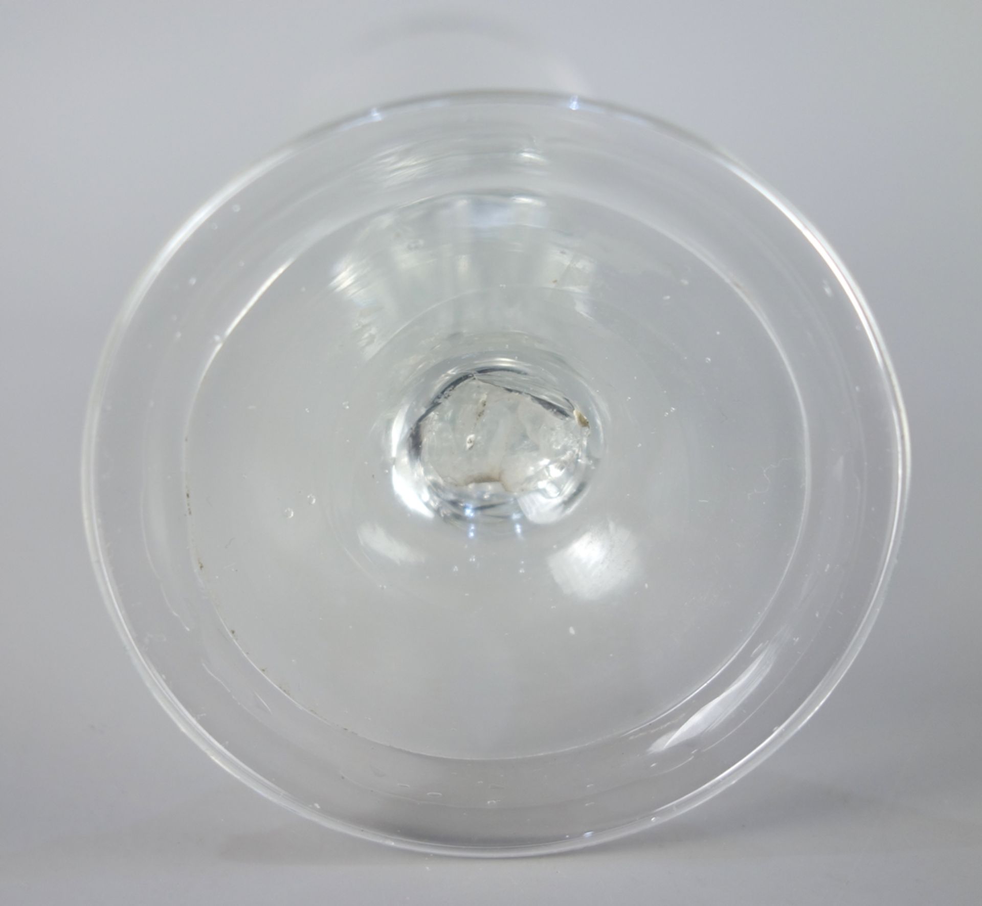 Pokalglas, Hessen, 18.Jh., gewölbter Stand, gekniffener Schaft mit Luftblase, k - Image 2 of 2