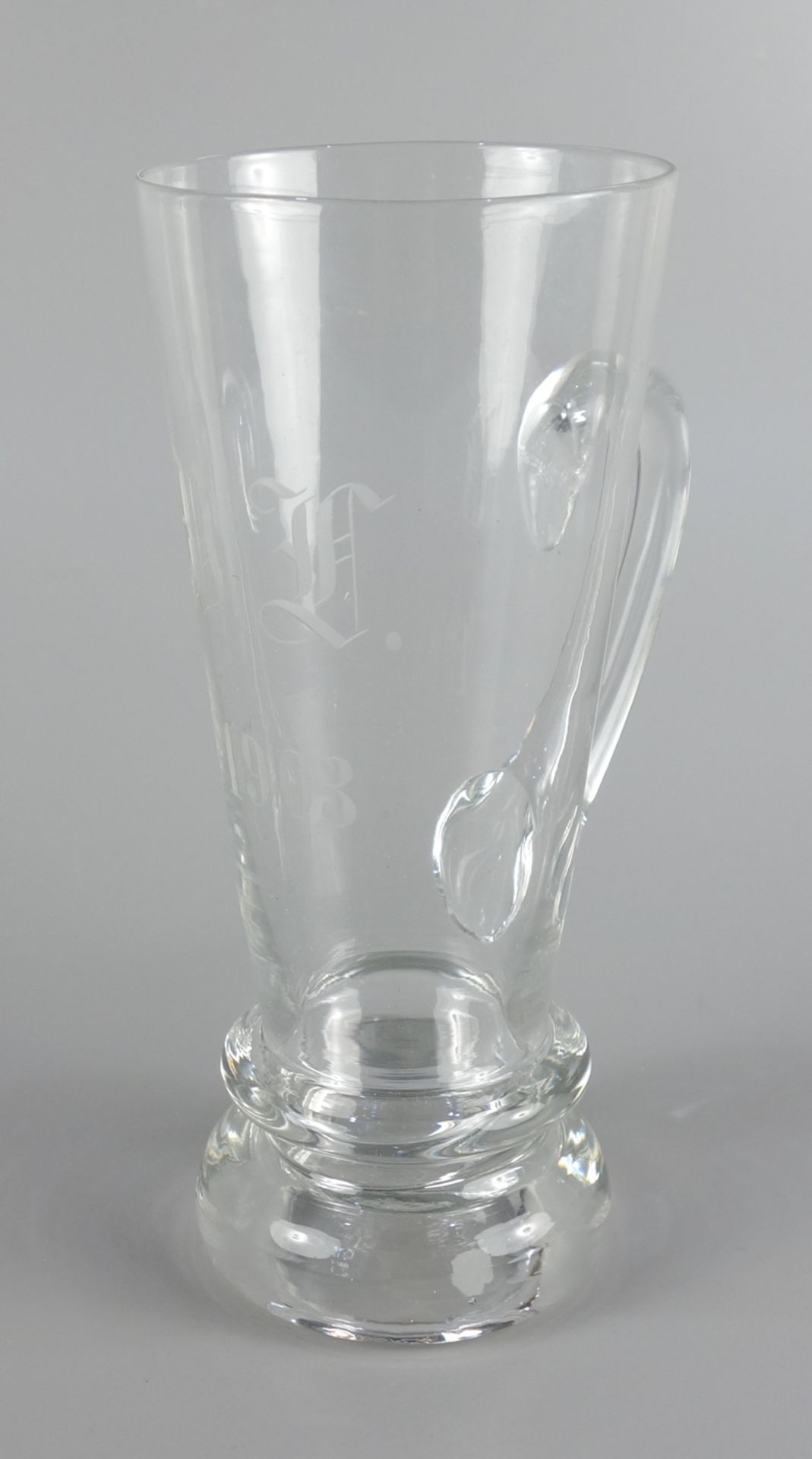 Bierglas mit Initialen, datiert 1903, Vollglasstand, Wulstring, Ohrhenkel, H.18